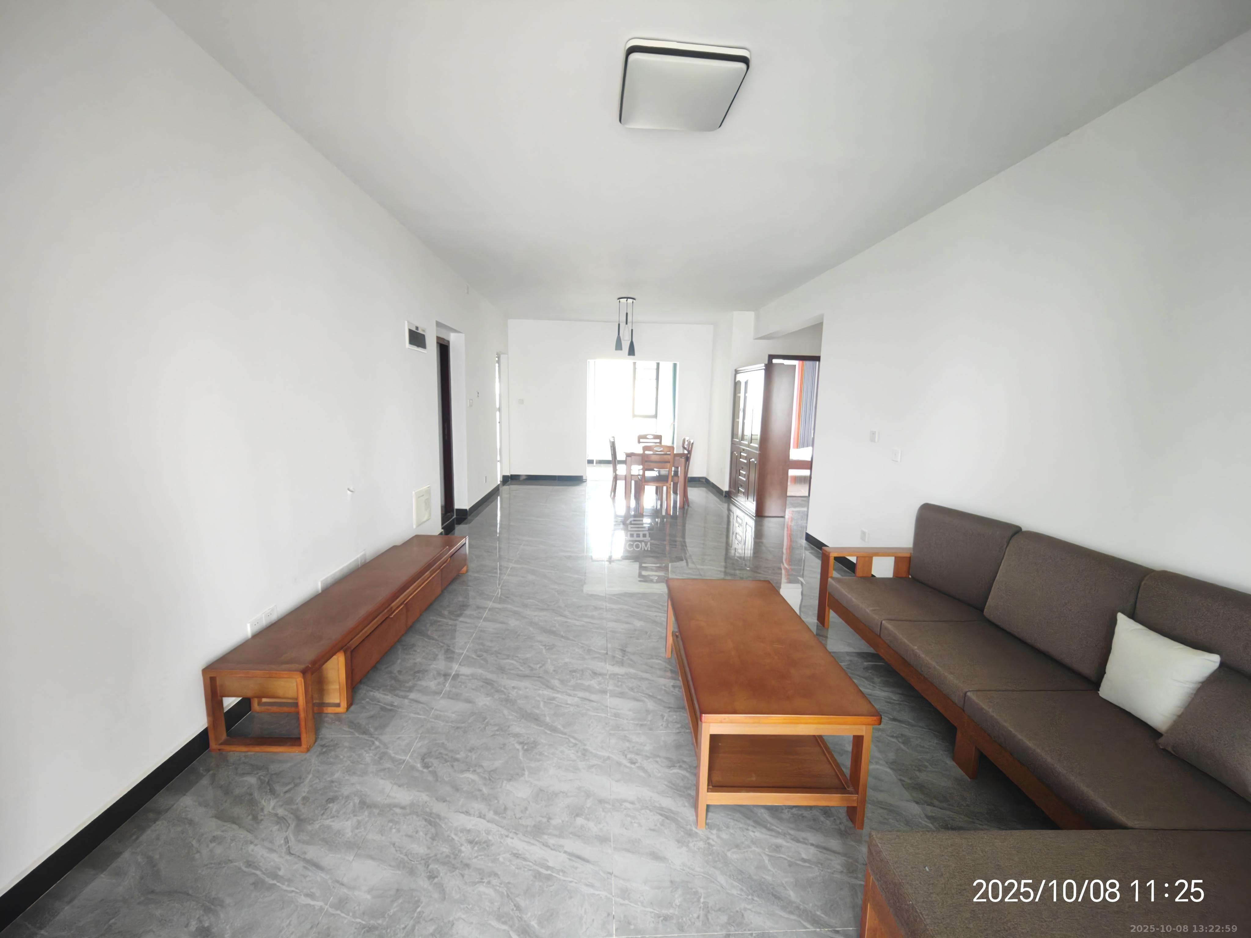 绿地海外滩二期  4室2厅2卫    2400.0元/月 绿地海外滩二期  4室2厅2卫    2400.0元/月