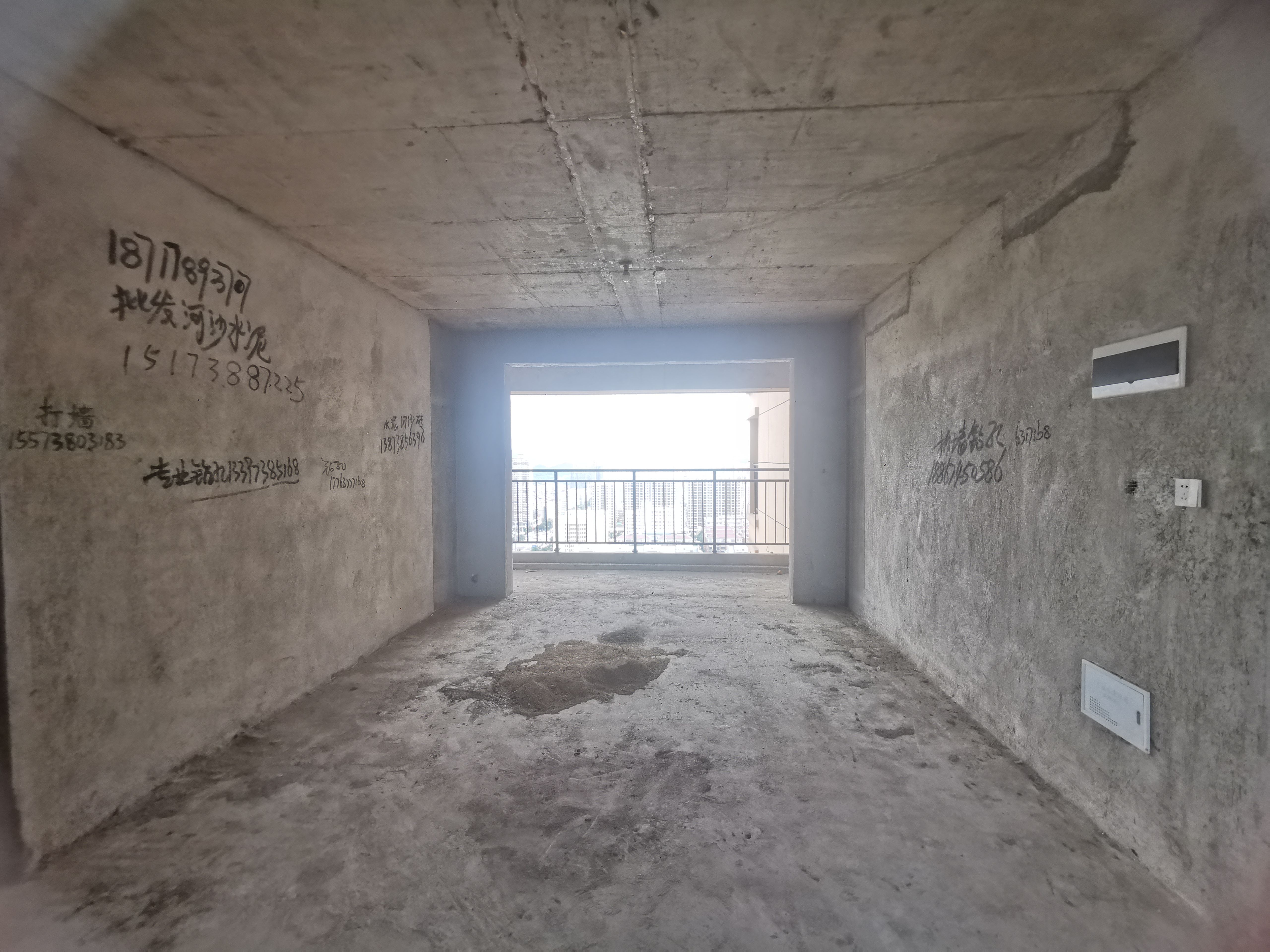 吉鸿花园  3室2厅2卫    68.0万客厅