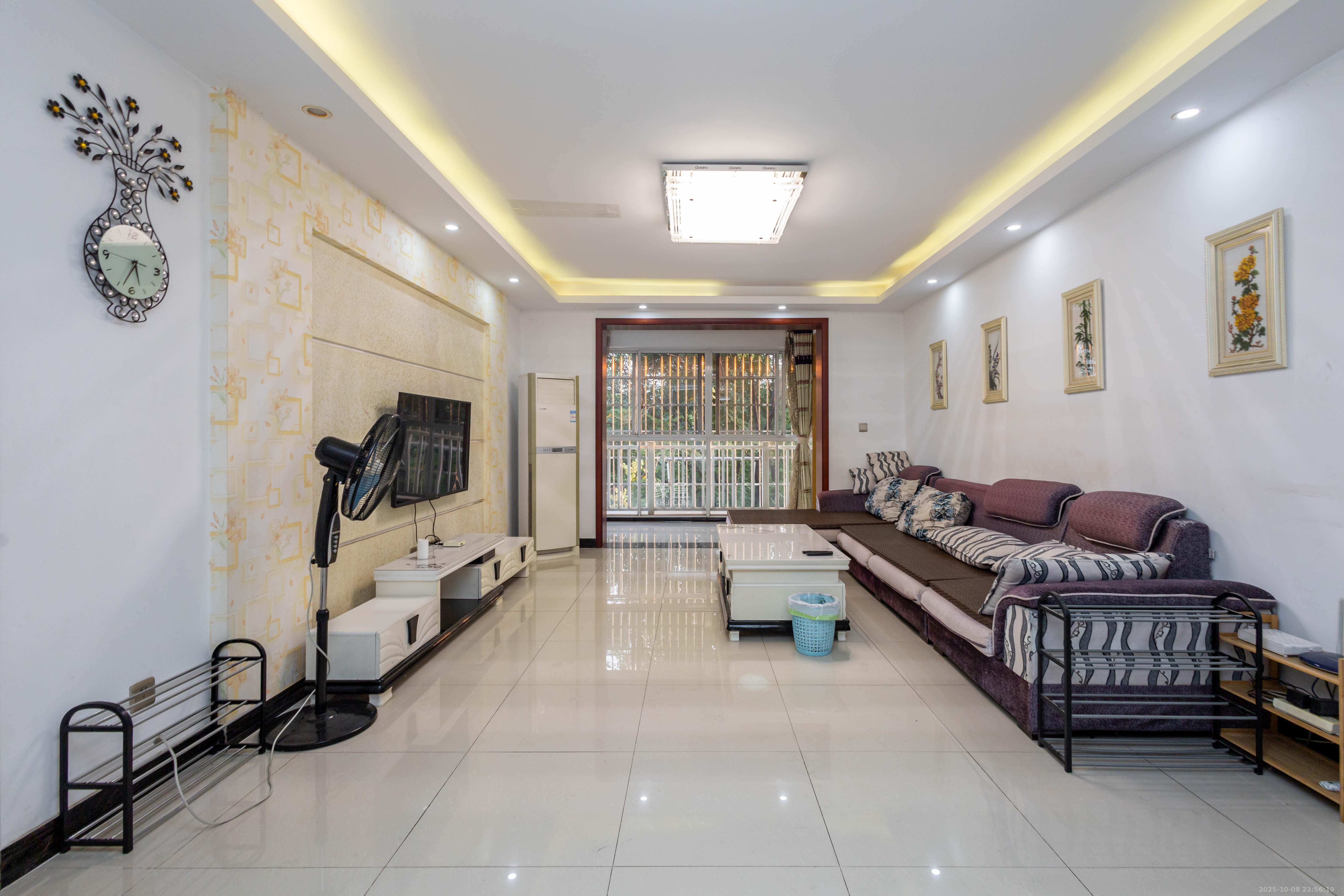 博雅湘水湾  3室2厅2卫    68.8万客厅