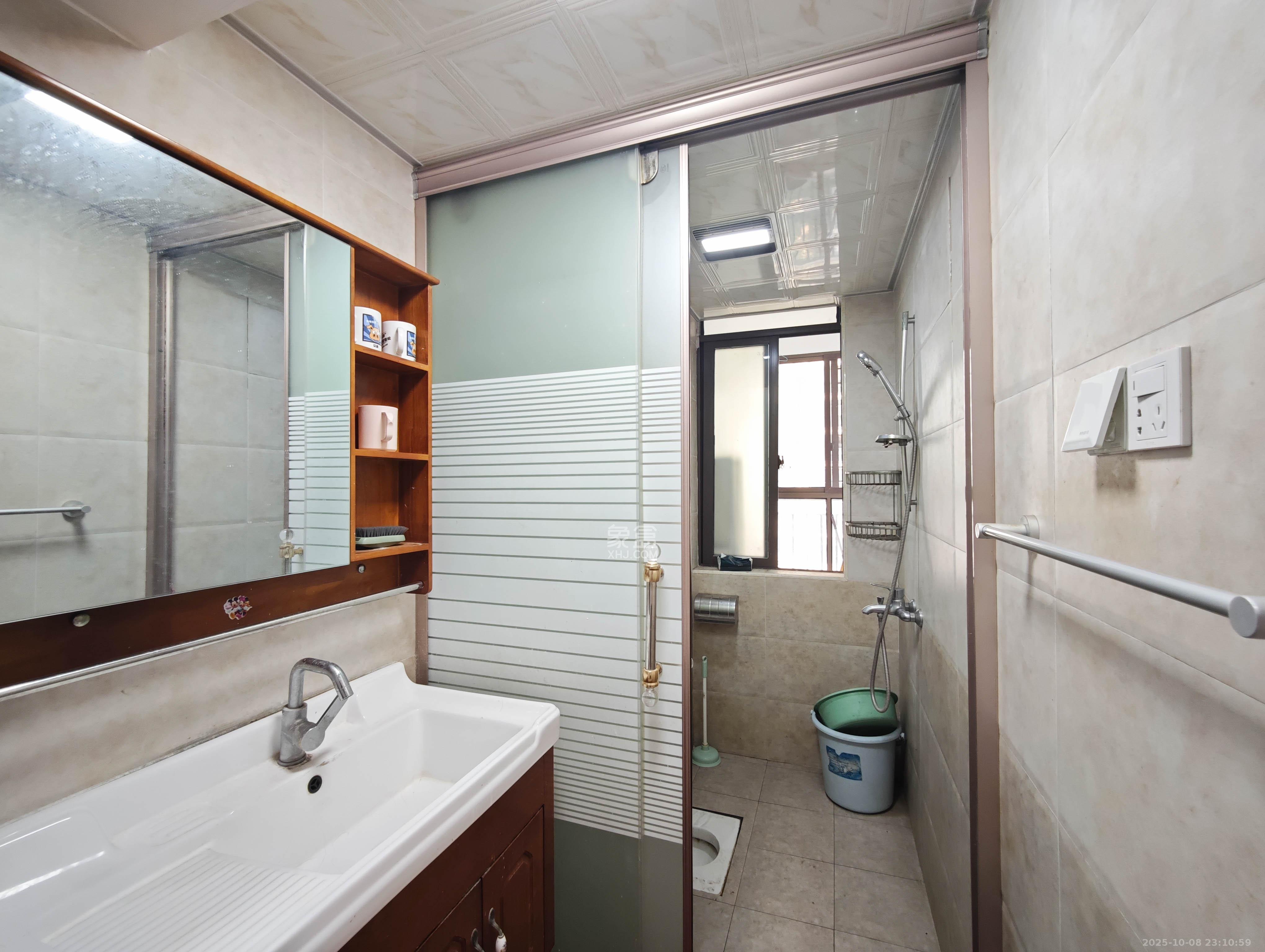 宏聚地中海  4室2厅2卫    128.0万卫生间