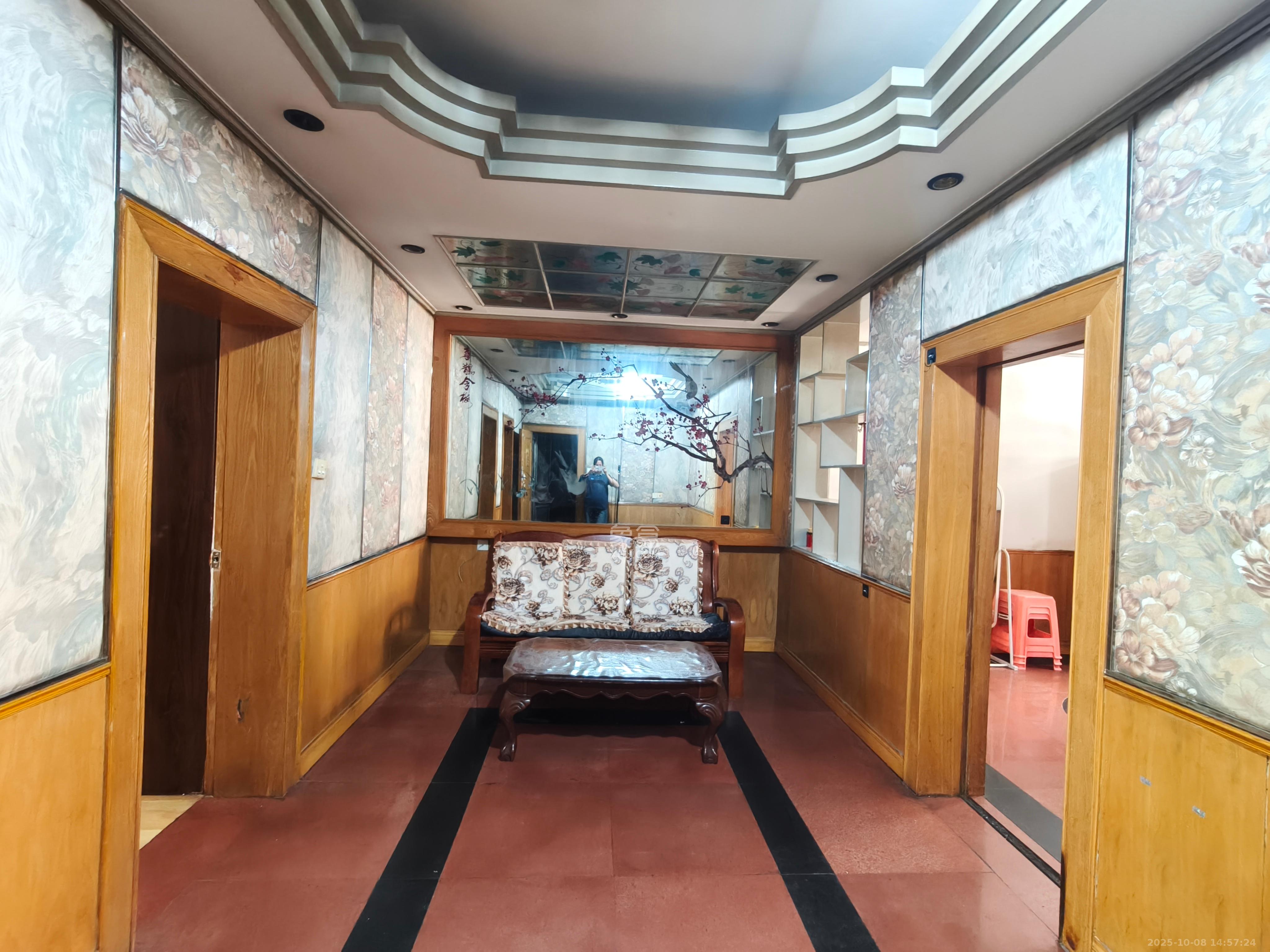 长沙市工商行政管理局郊区分局宿舍  2室2厅1卫    1500.0元/月