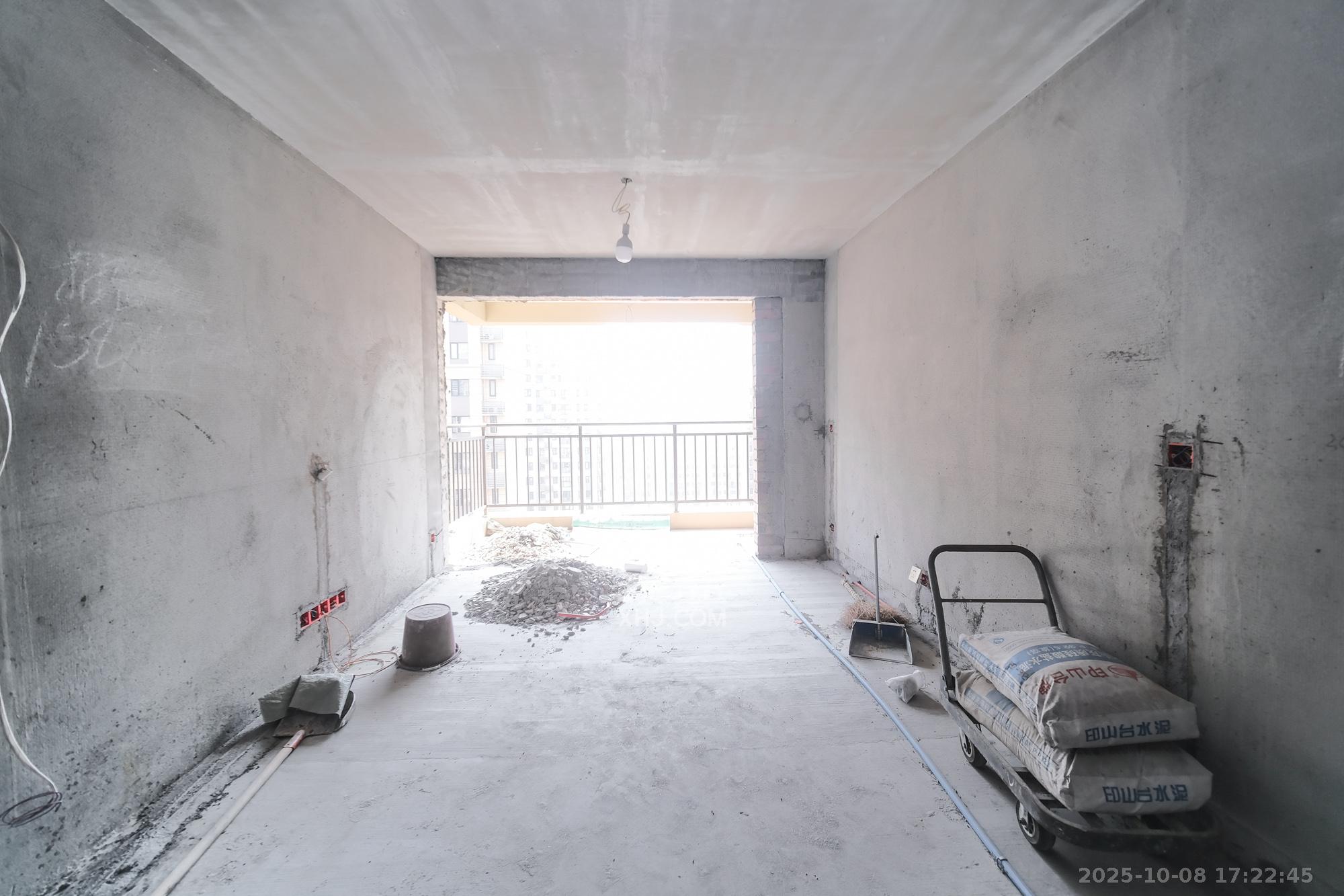 保利香槟国际 3室2厅2卫 70.0万 保利香槟国际 3室2厅2卫 70.0万客厅