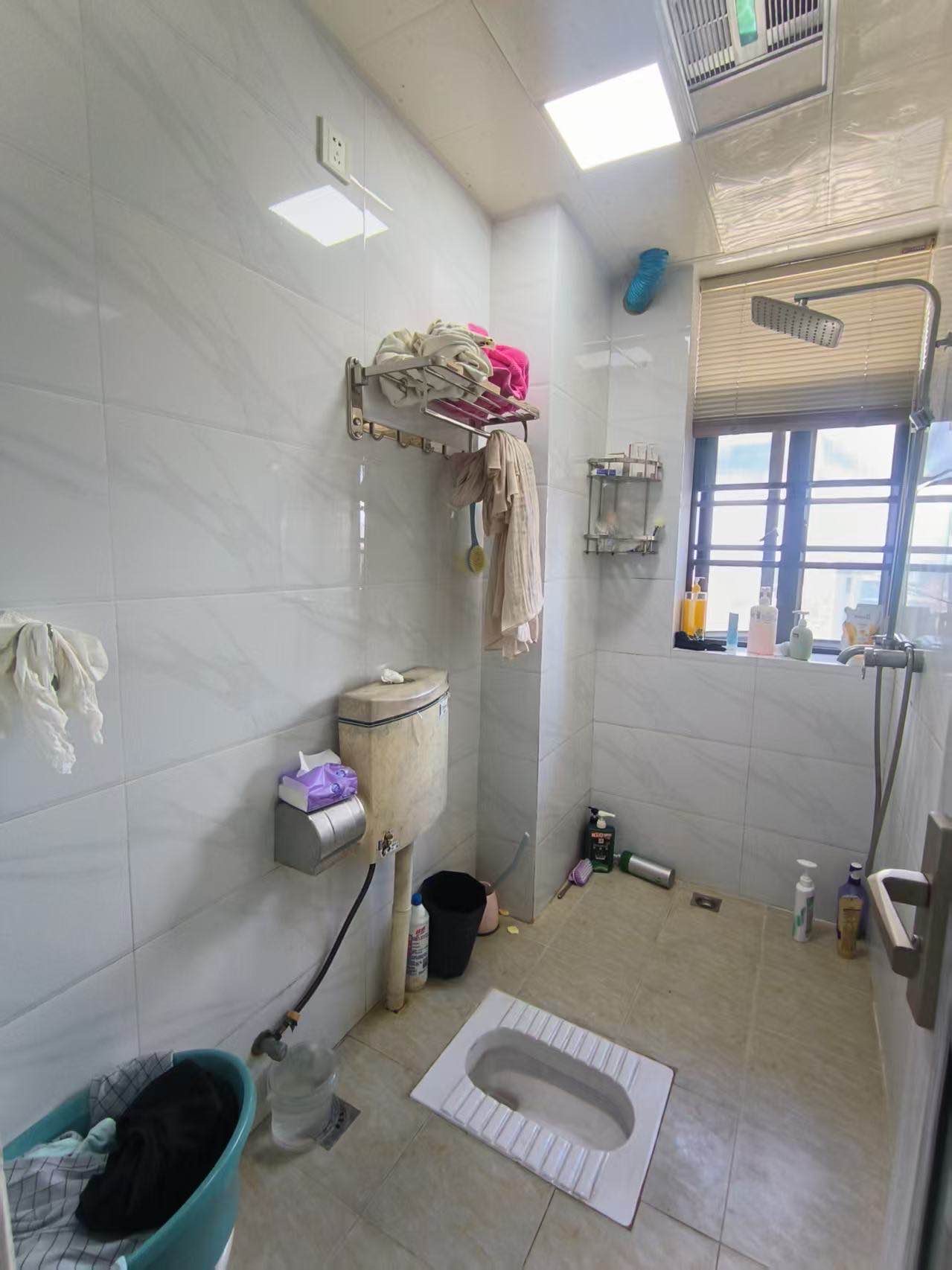 红城湖延长线（别名：滨江华庭）  3室2厅2卫    148.0万客厅