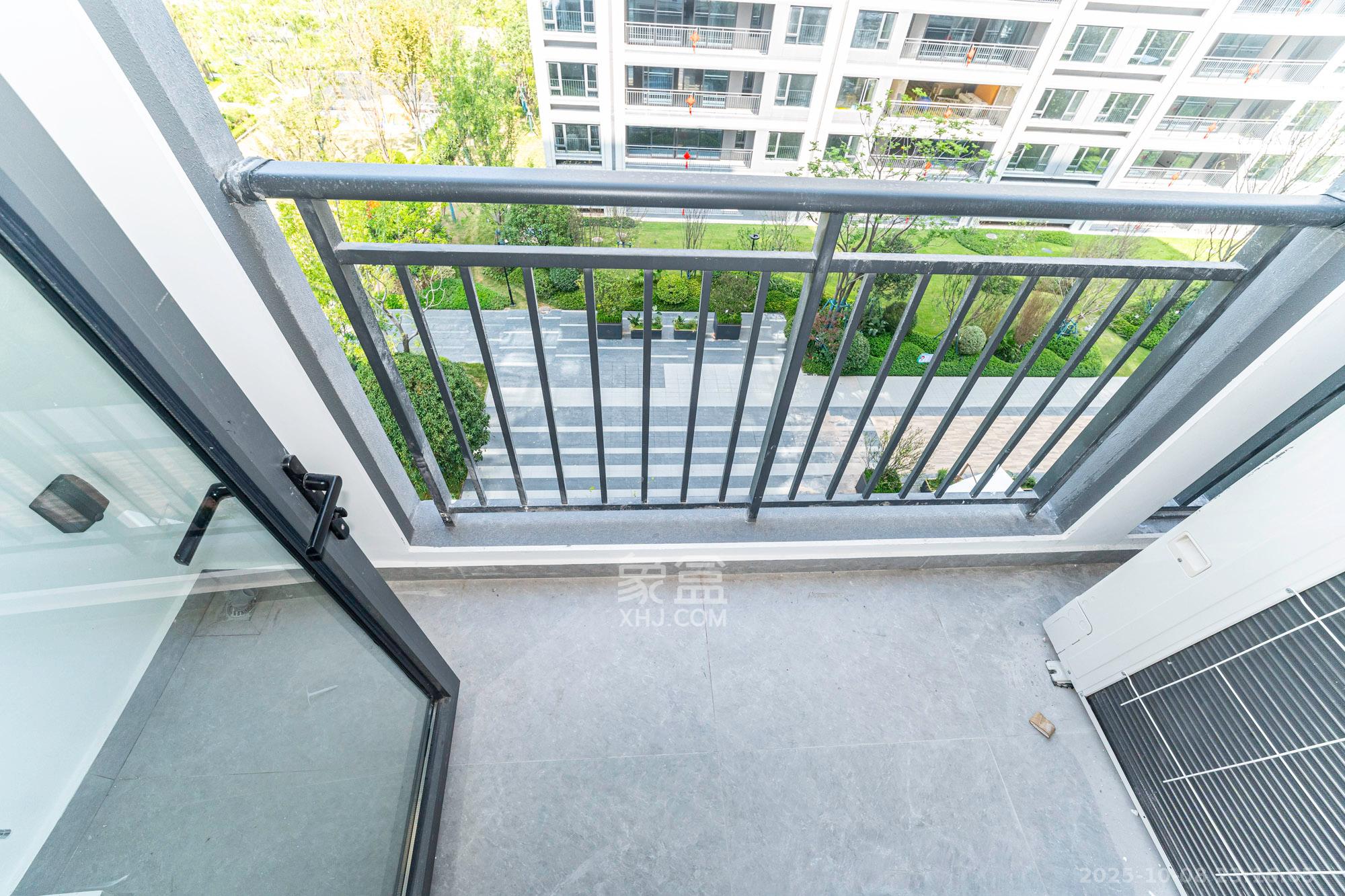 万科松湖天地  4室2厅2卫    196.0万阳台