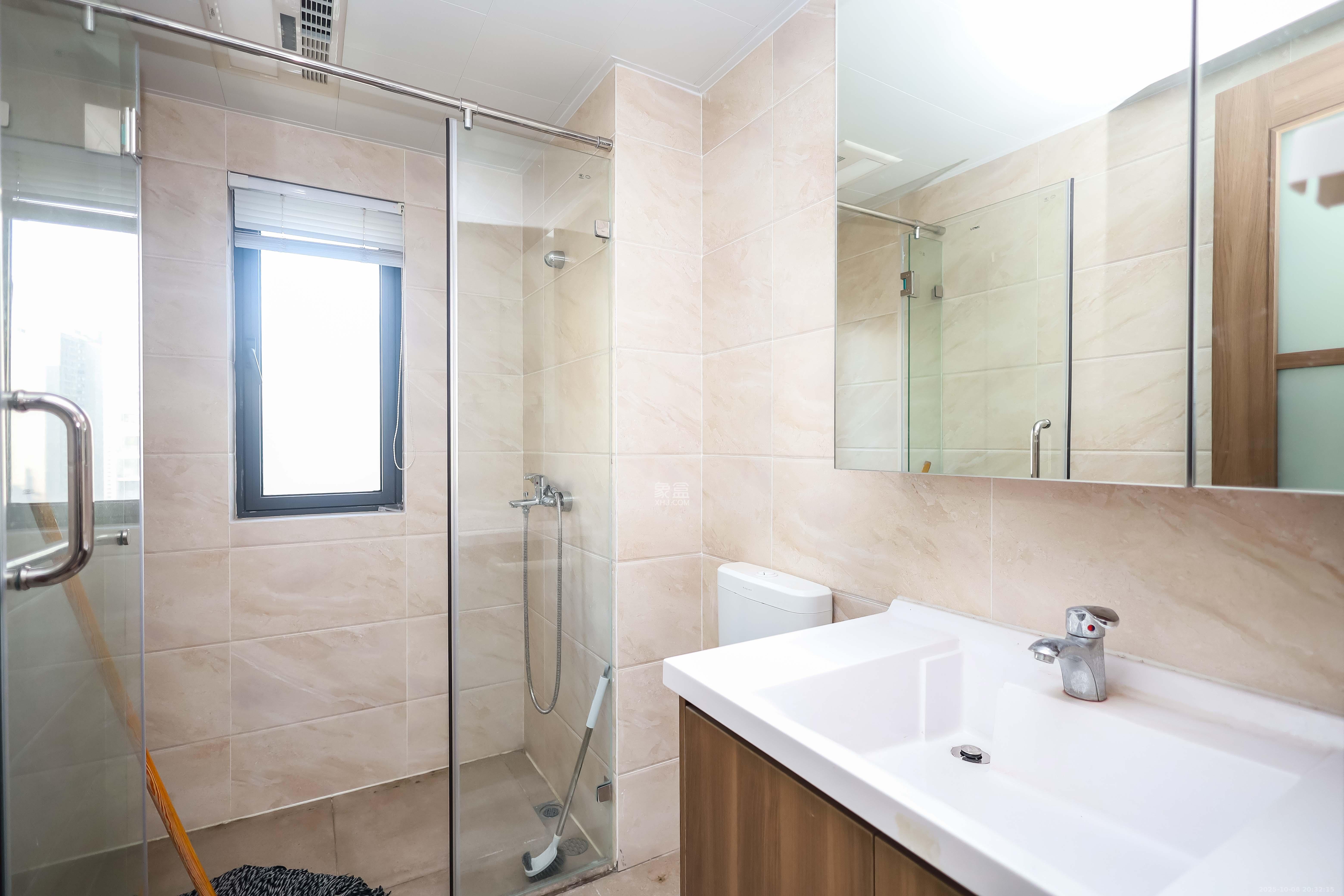 保利恒伟时光印象  4室2厅2卫    136.0万卫生间