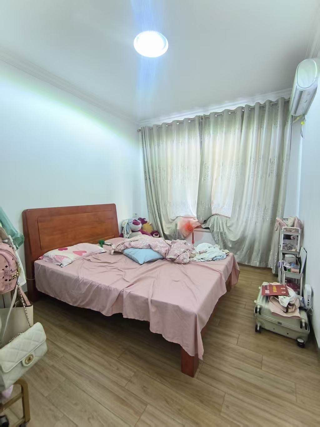 红城湖延长线（别名：滨江华庭）  3室2厅2卫    148.0万客厅