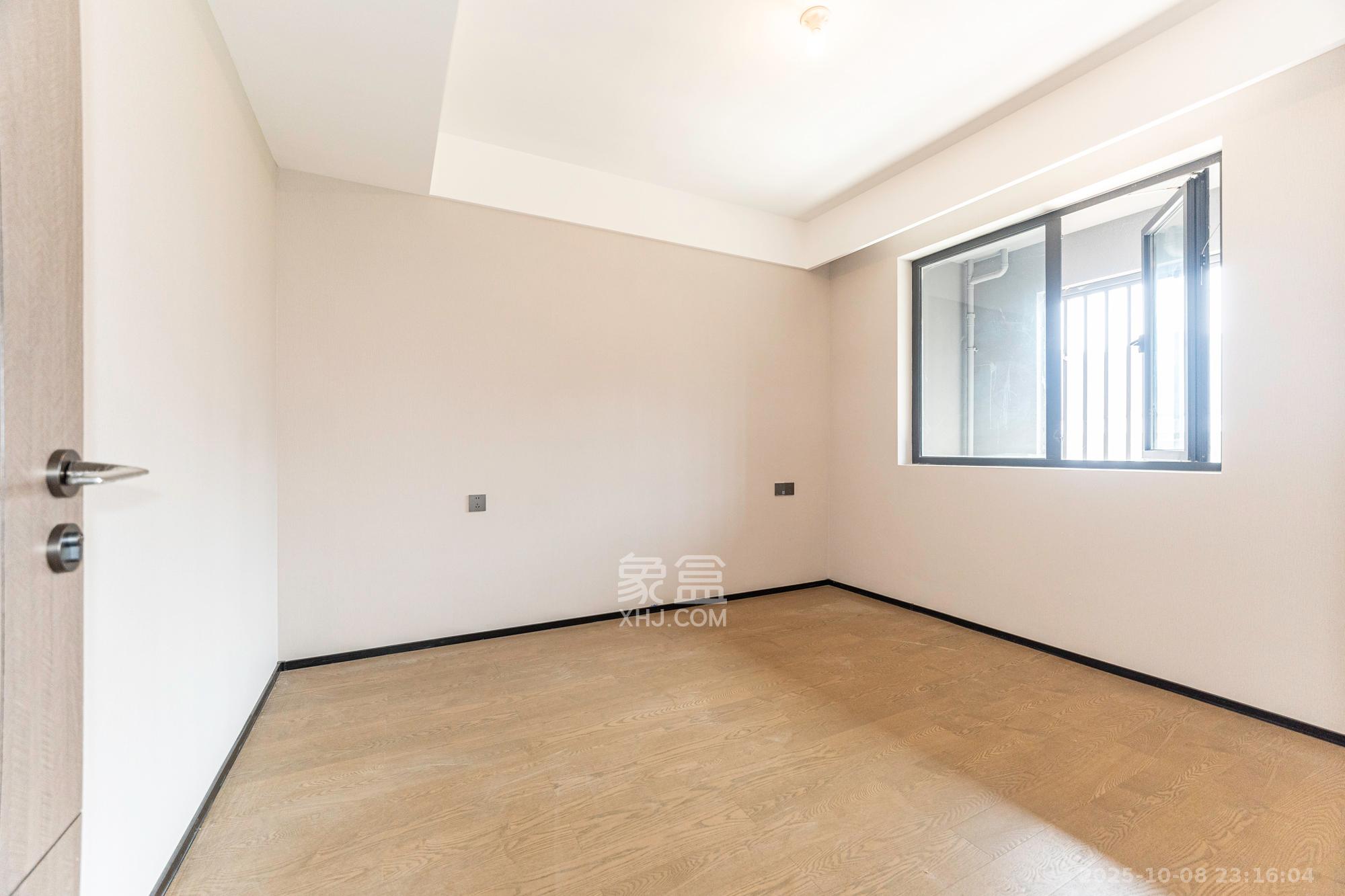 万科松湖天地  4室2厅2卫    196.0万卧室