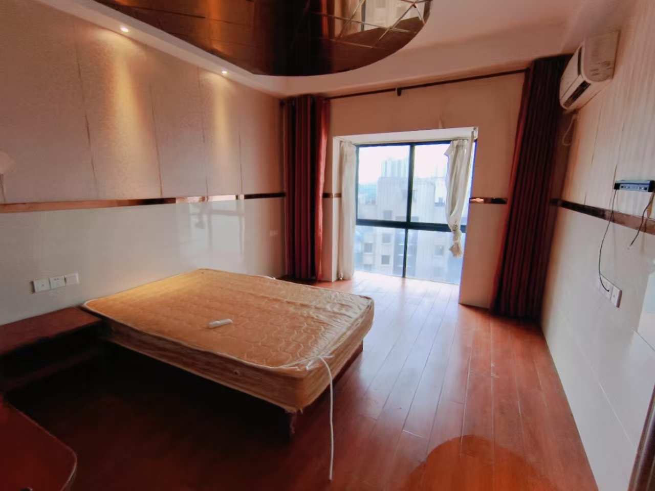 世纪嘉苑  4室2厅2卫    2000.0元/月