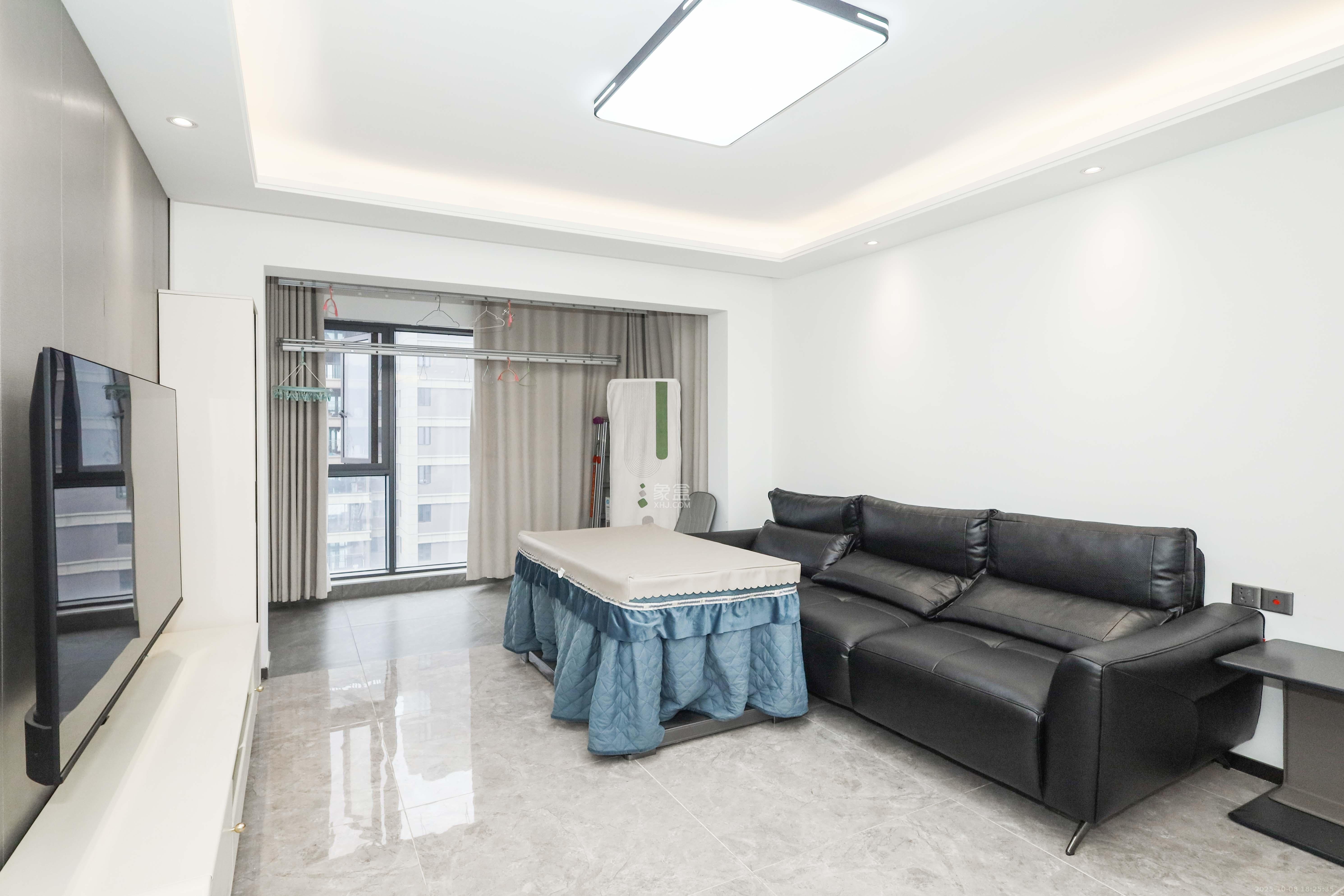 招商华发依云曦城  4室2厅2卫    150.0万客厅