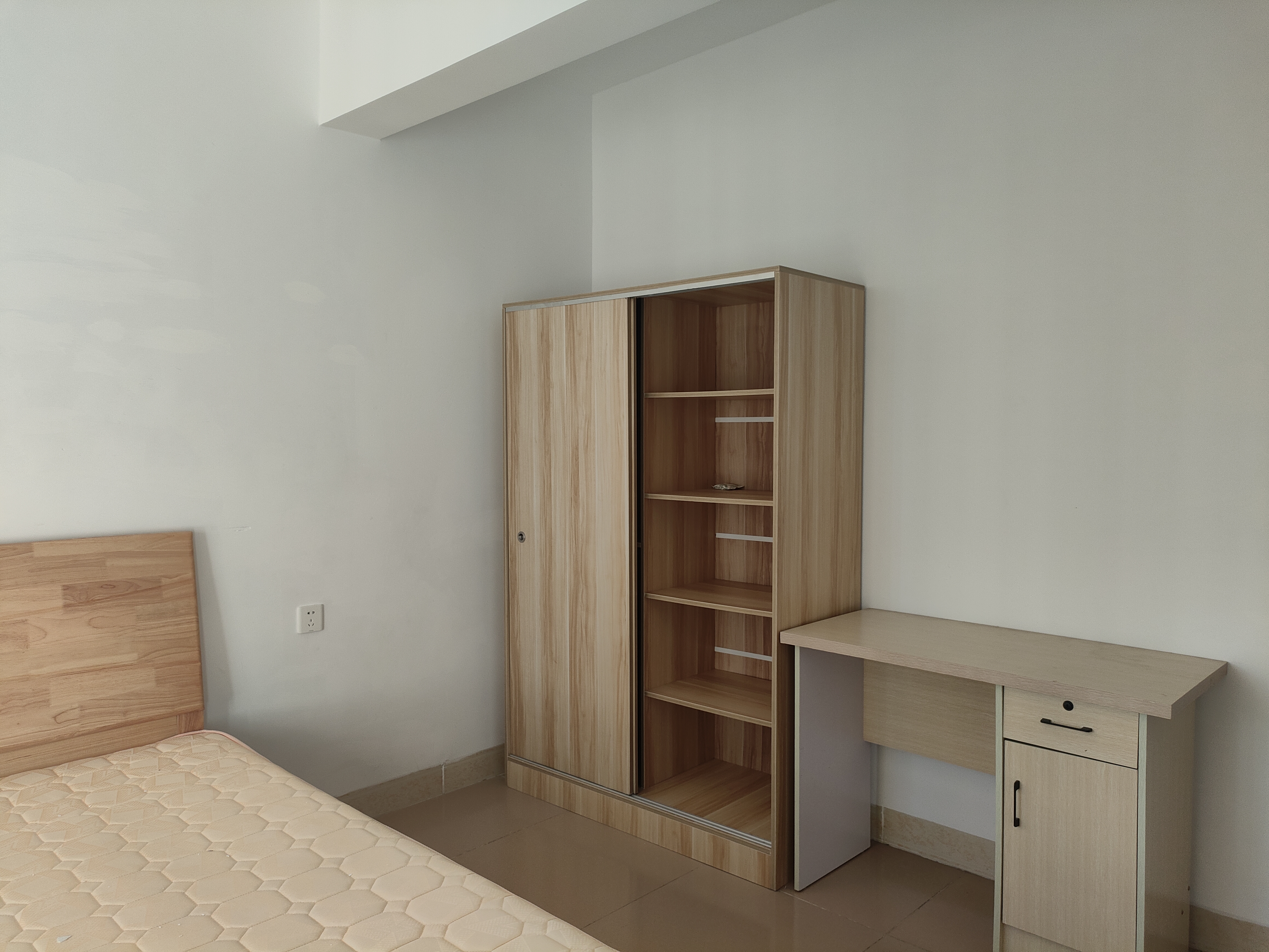 冠盛天泽园  3室2厅1卫    2900.0元/月 冠盛天泽园  3室2厅1卫    2900.0元/月室内图