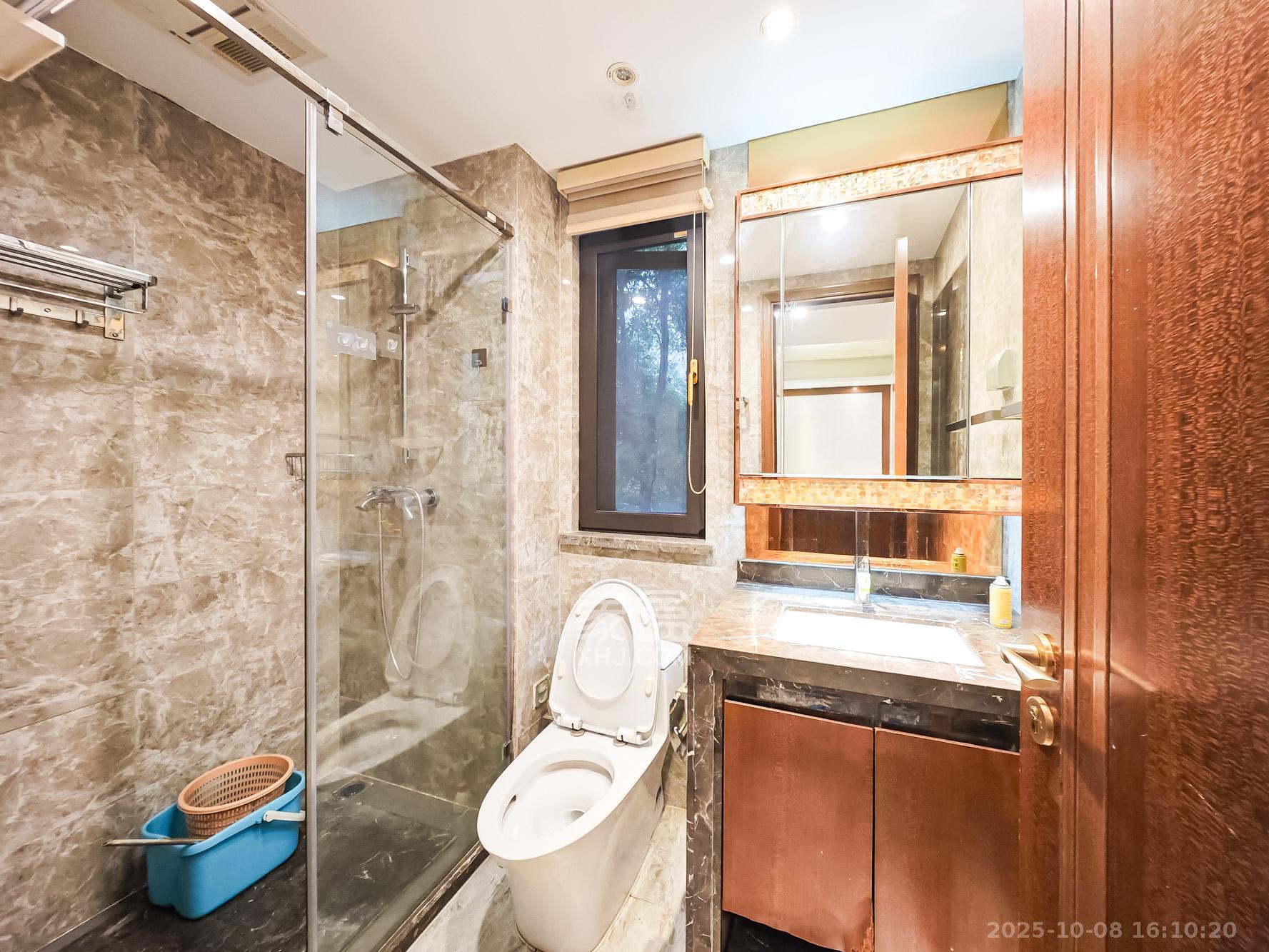 恒大御景天下城一期  3室2厅2卫    186.0万卫生间