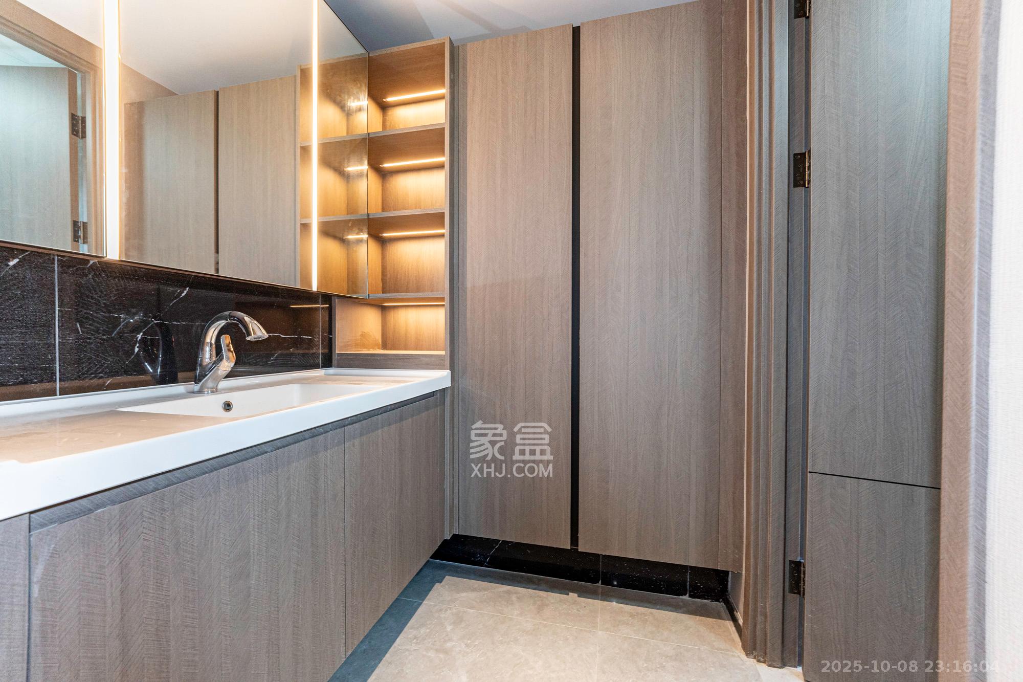 万科松湖天地  4室2厅2卫    196.0万卫生间