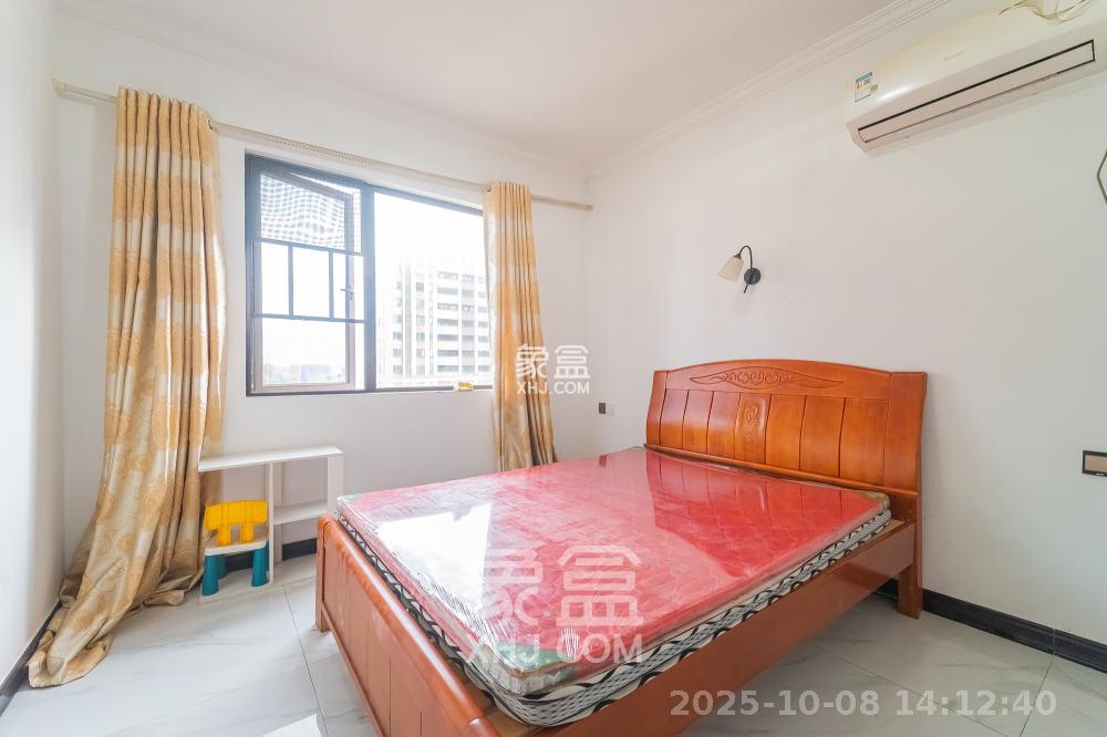 华润置地广场二期 3室2厅1卫 2100.0元/月 华润置地广场二期 3室2厅1卫 2100.0元/月室内图