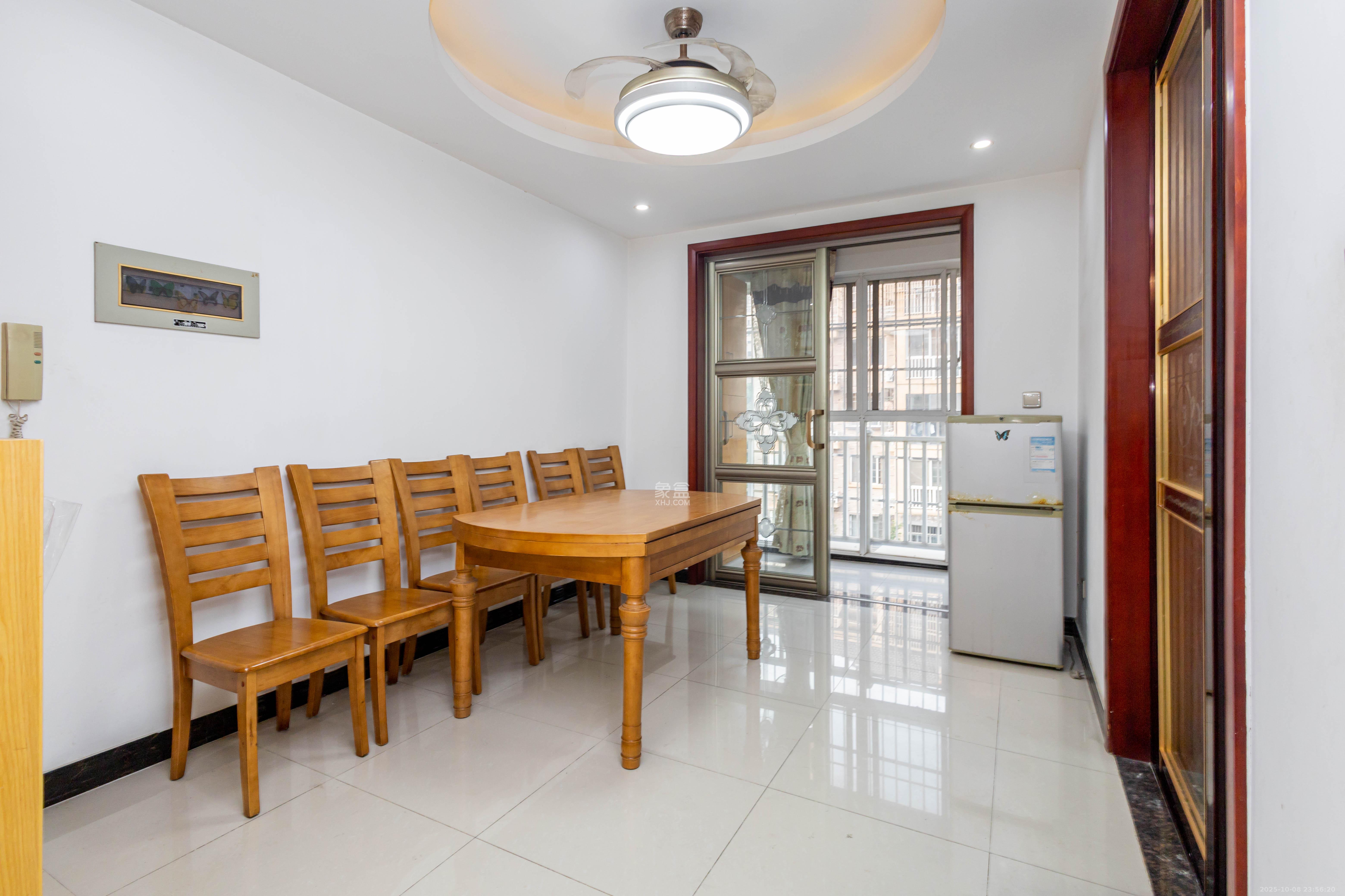 博雅湘水湾  3室2厅2卫    68.8万客厅