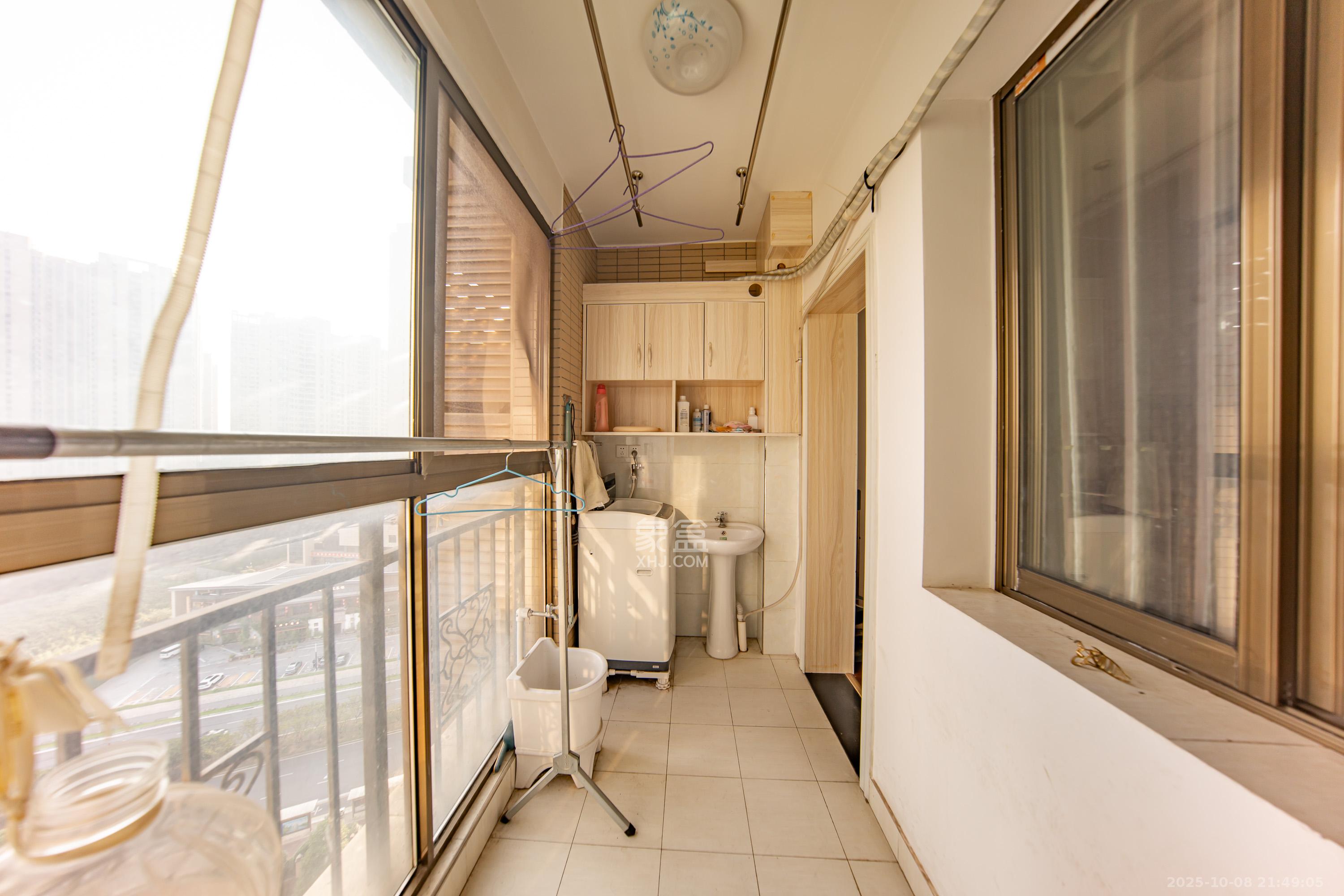 江山帝景雅典  4室2厅1卫    90.0万阳台