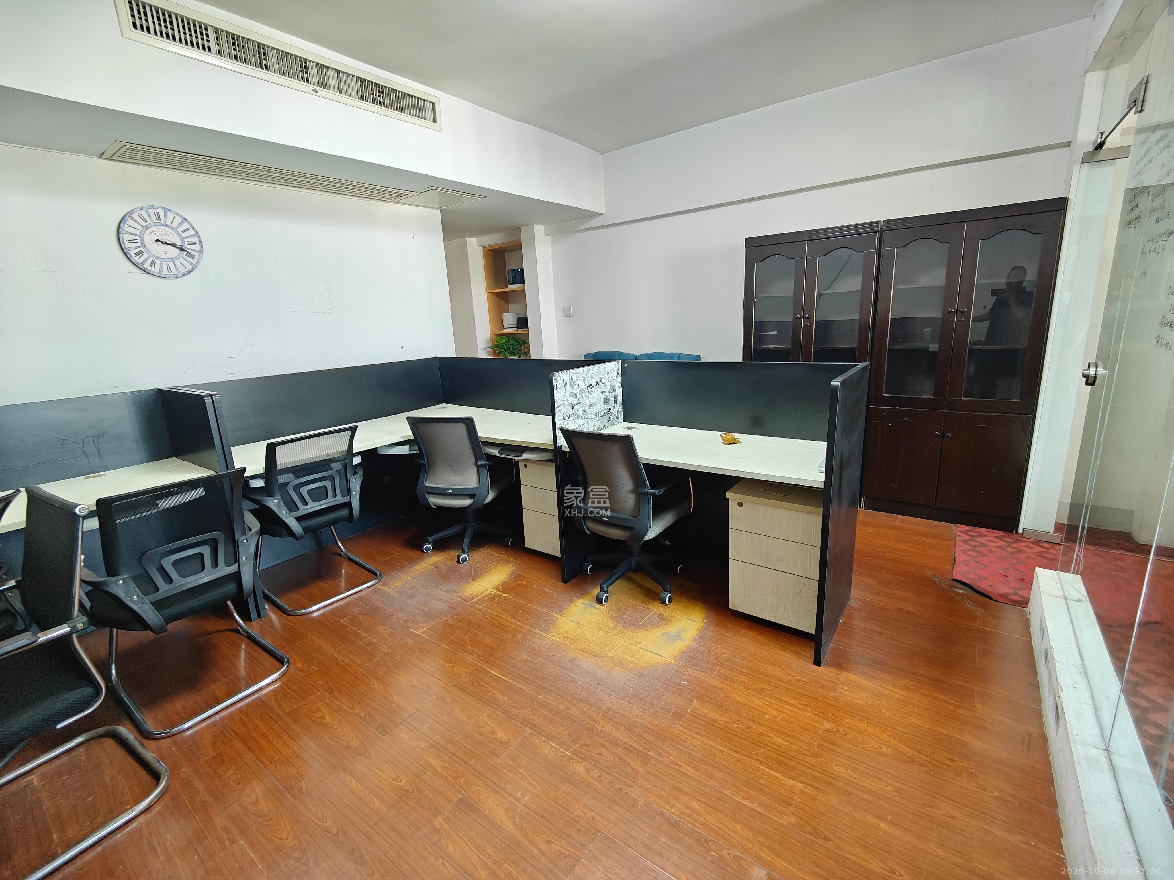 玛依拉山庄 1室1厅1卫 1400.0元/月 玛依拉山庄 1室1厅1卫 1400.0元/月室内图