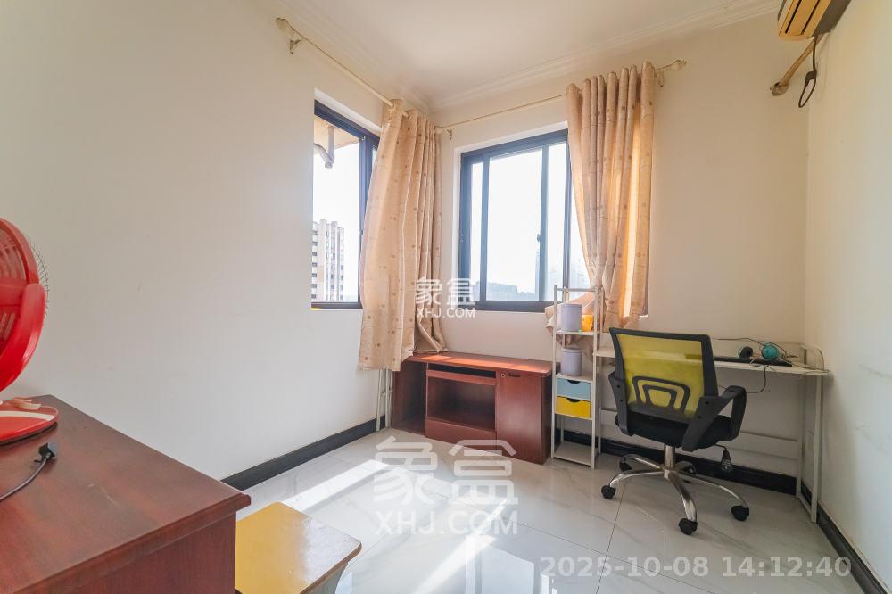 华润置地广场二期 3室2厅1卫 2100.0元/月 华润置地广场二期 3室2厅1卫 2100.0元/月室内图