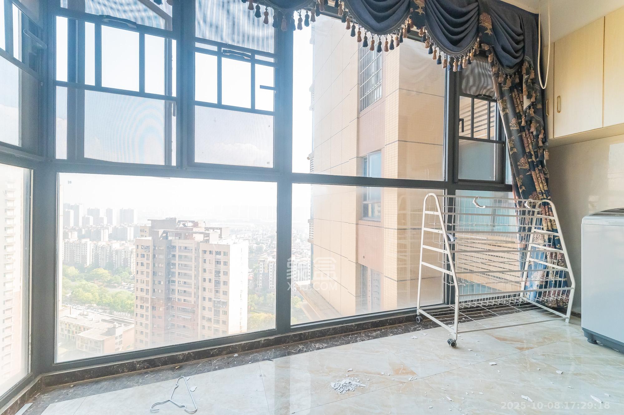 方略城市广场 3室2厅2卫 88.8万 方略城市广场 3室2厅2卫 88.8万阳台