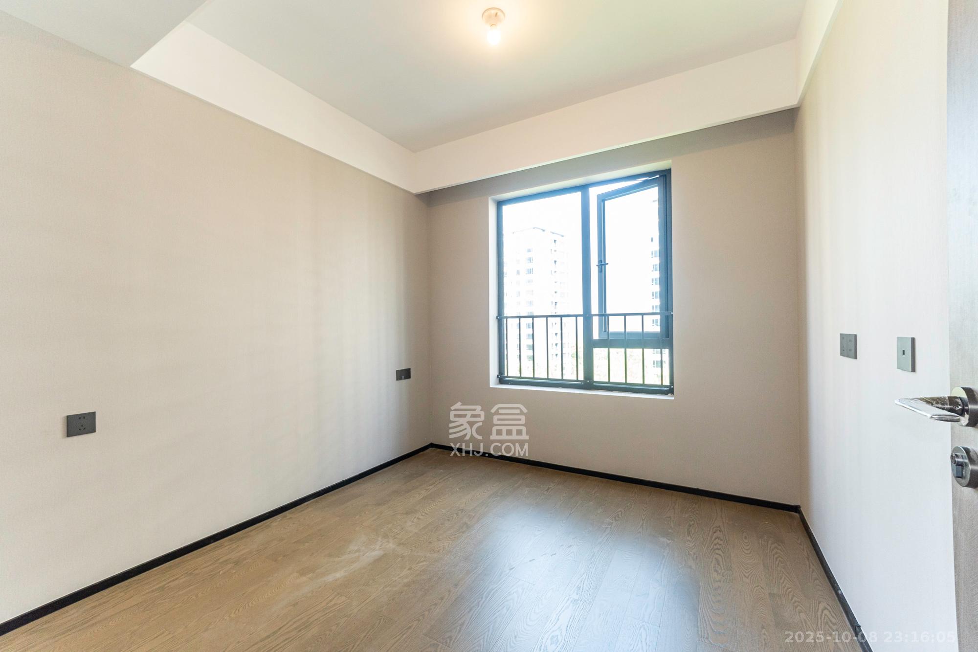 万科松湖天地  4室2厅2卫    196.0万卧室