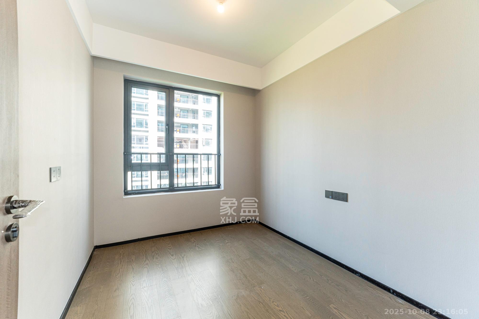 万科松湖天地  4室2厅2卫    196.0万卧室