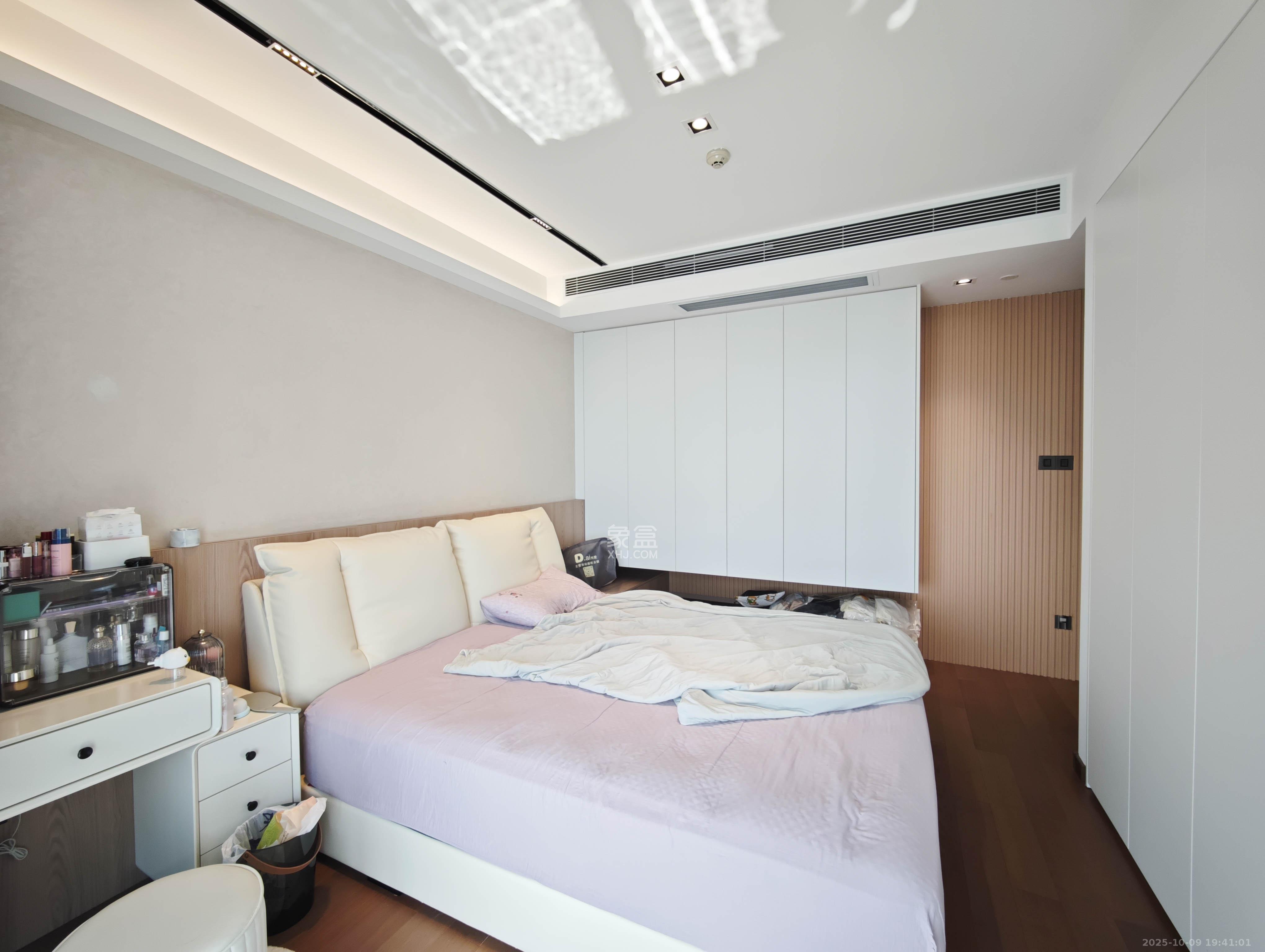 万科魅力之城  4室2厅2卫    185.0万卧室