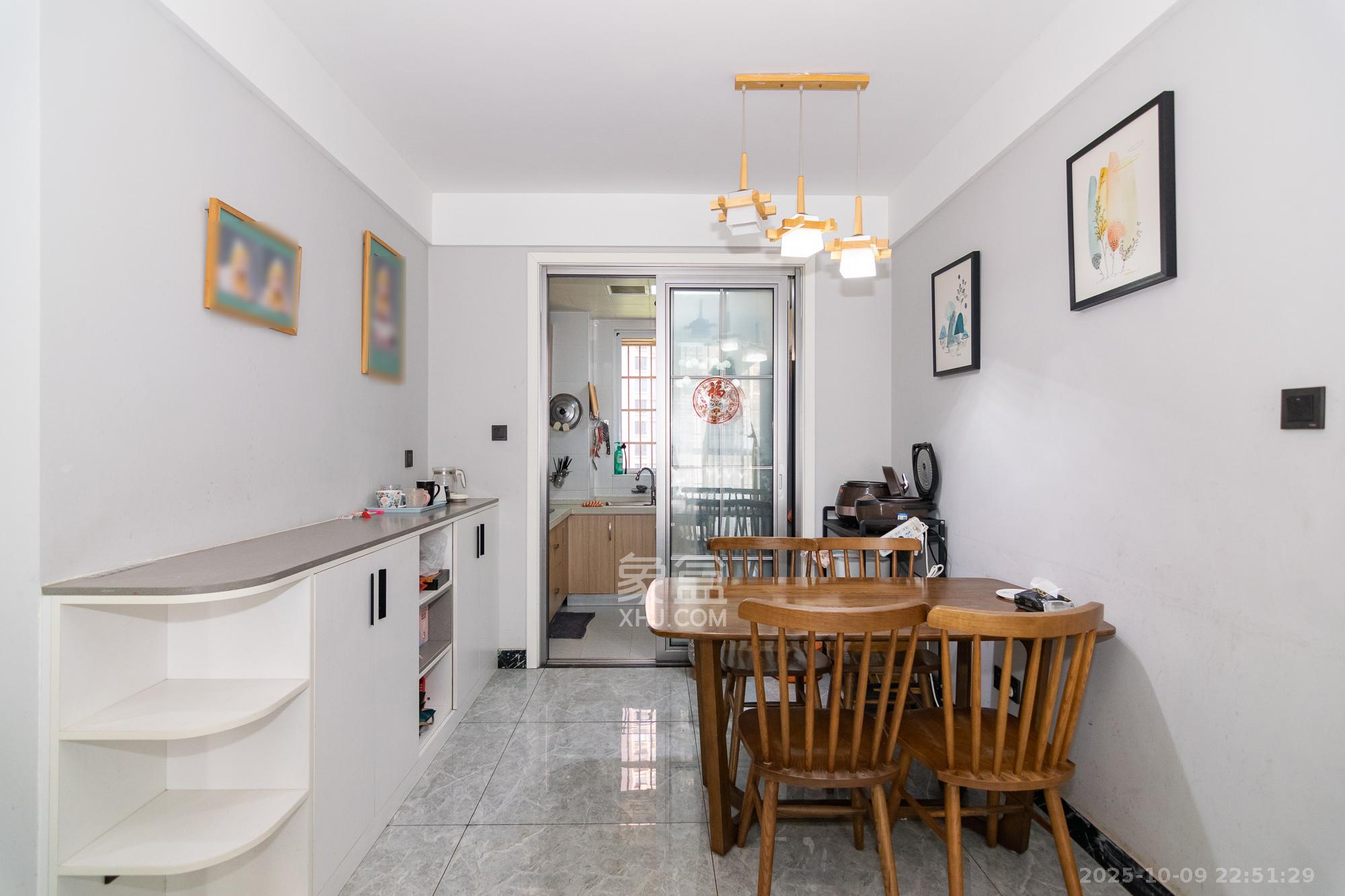 新城国际花都  3室2厅2卫    81.8万客厅