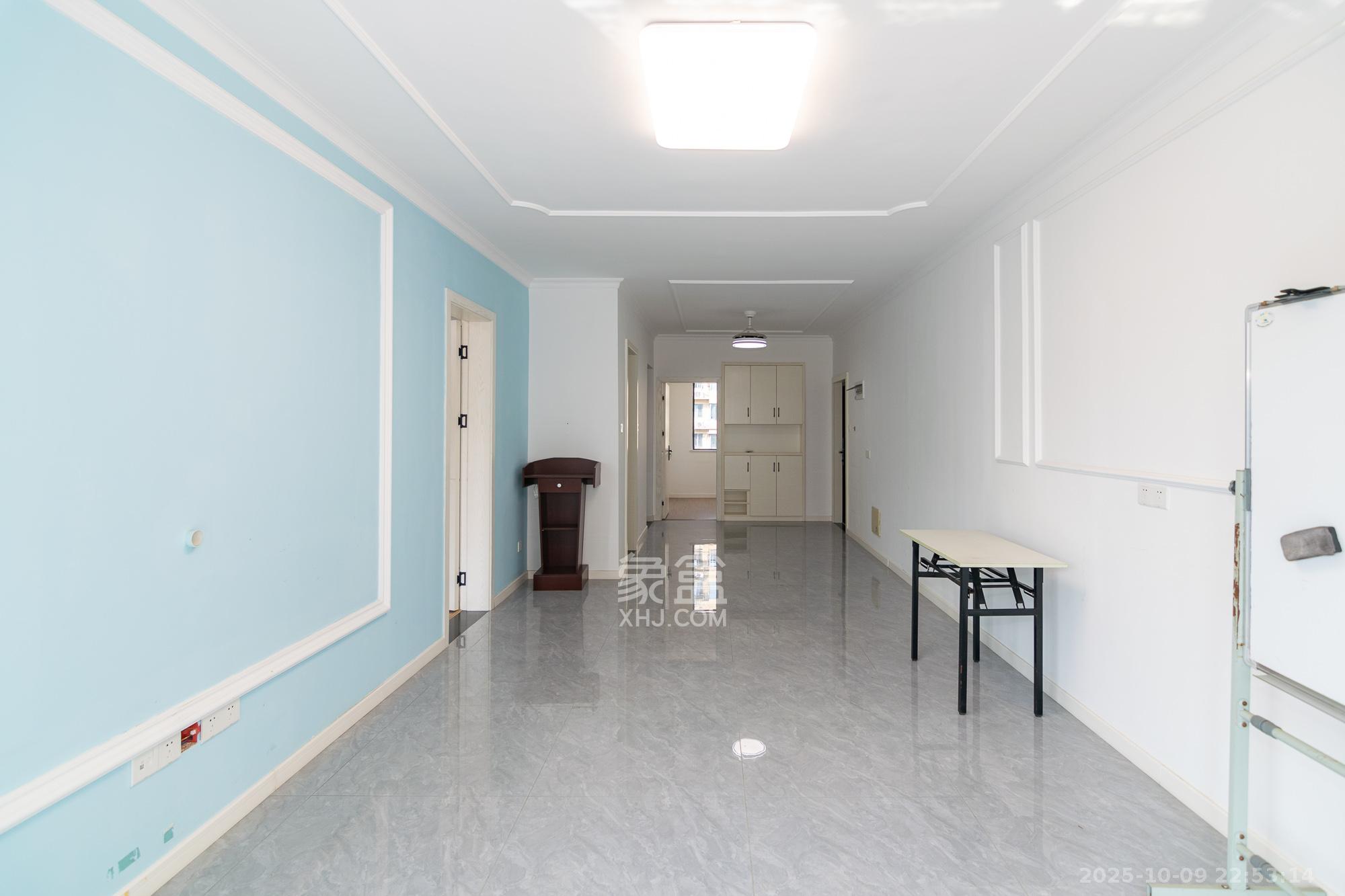 澳海月亮湾  3室2厅2卫    69.8万客厅