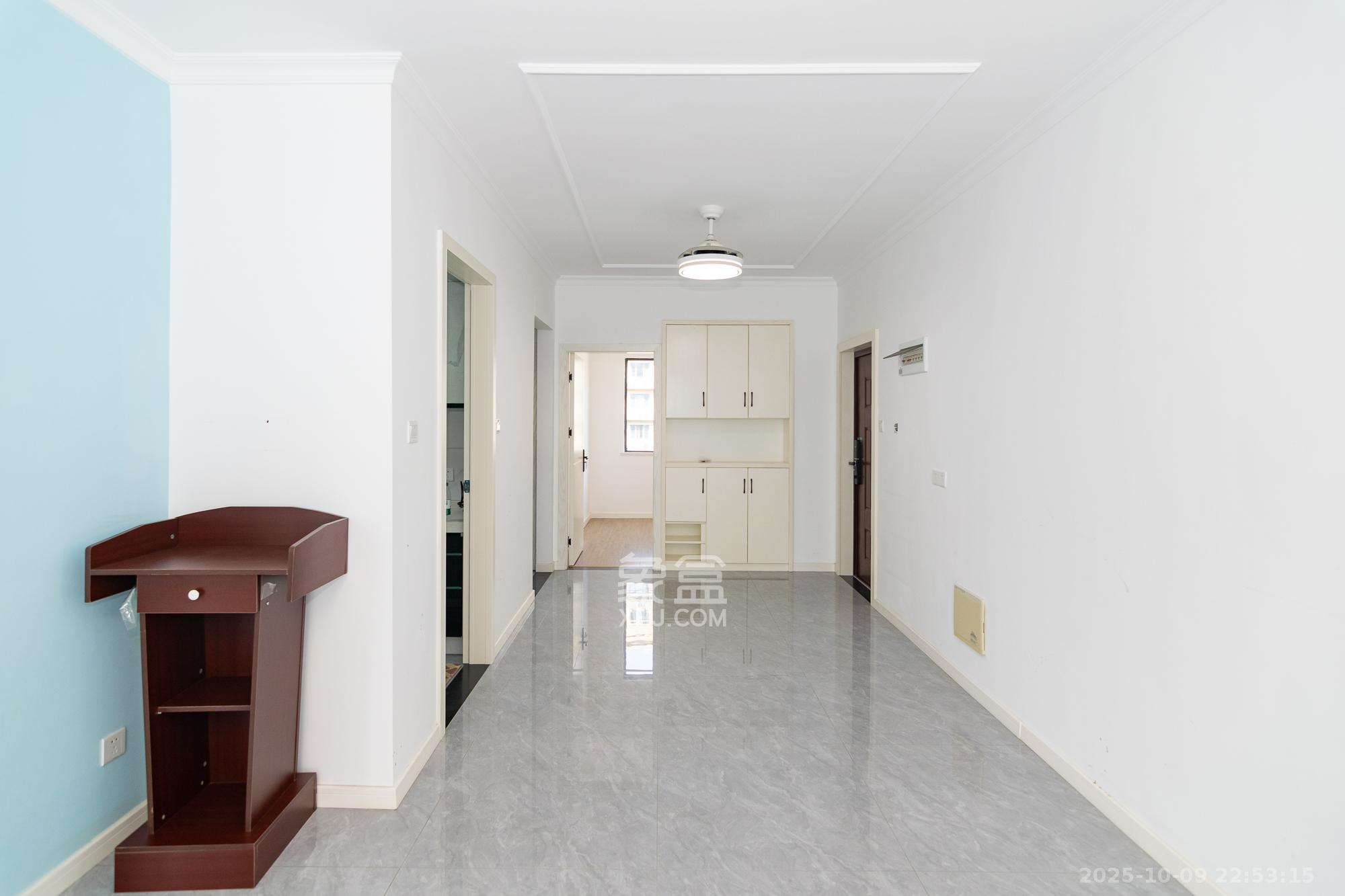 澳海月亮湾  3室2厅2卫    69.8万客厅