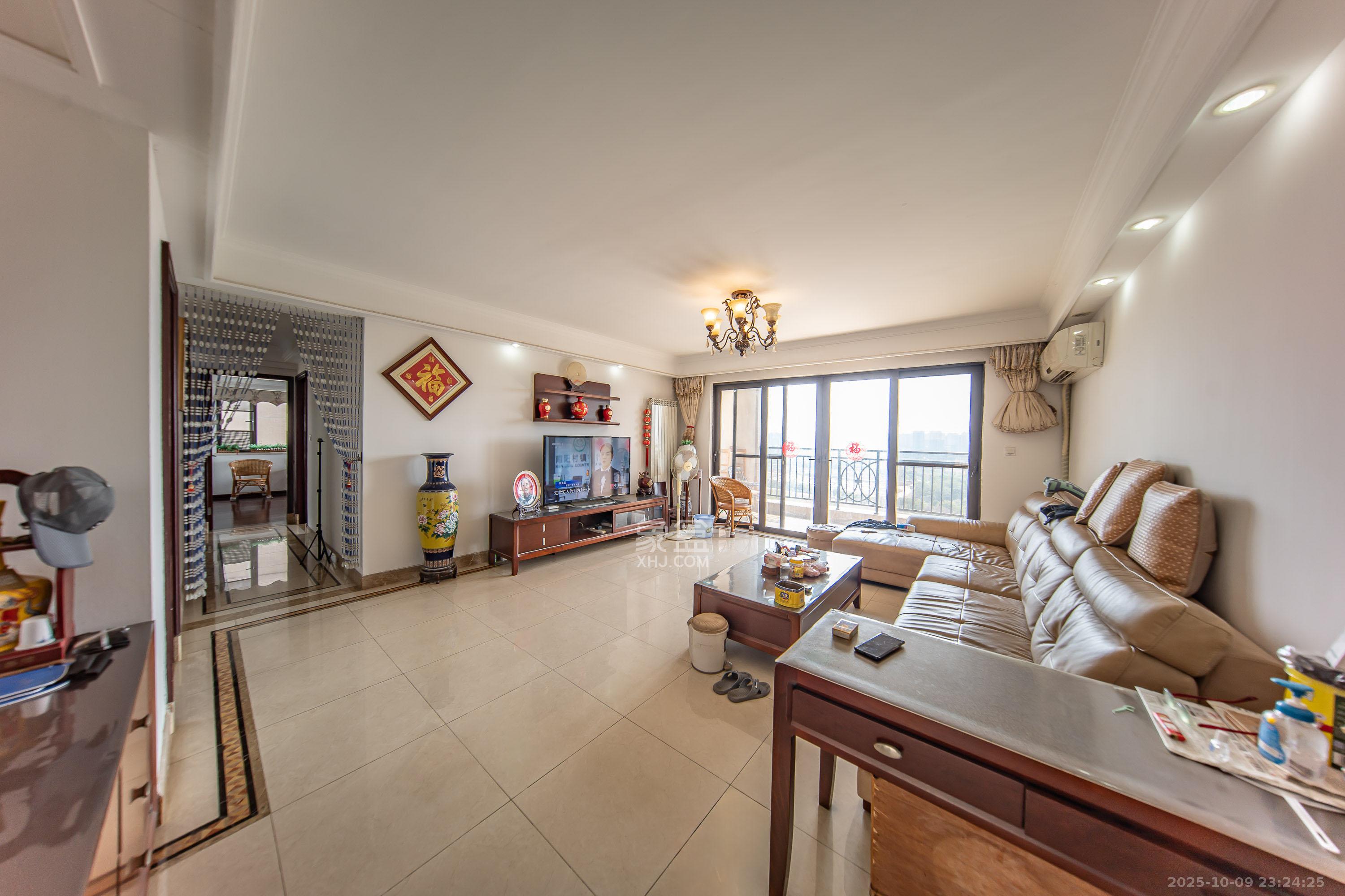 中海国际一期  4室2厅2卫    190.0万客厅