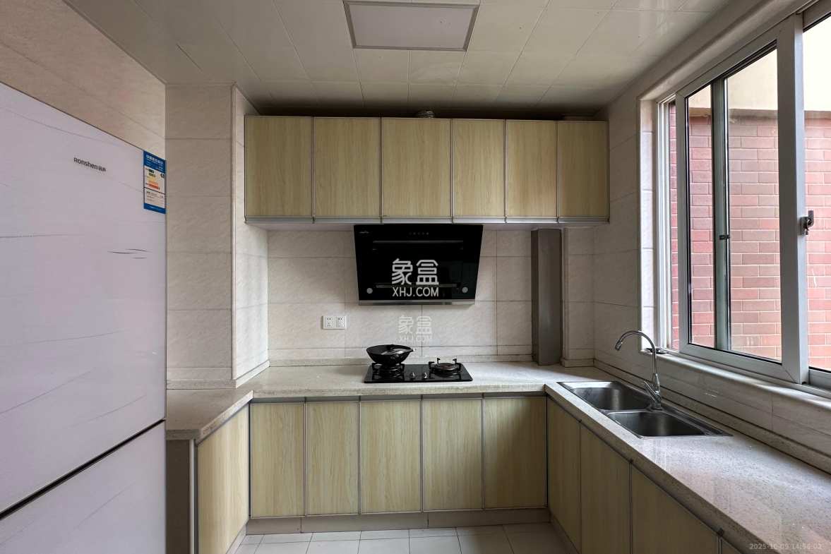 新城国际花都  3室2厅2卫    1800.0元/月 新城国际花都  3室2厅2卫    1800.0元/月室内图