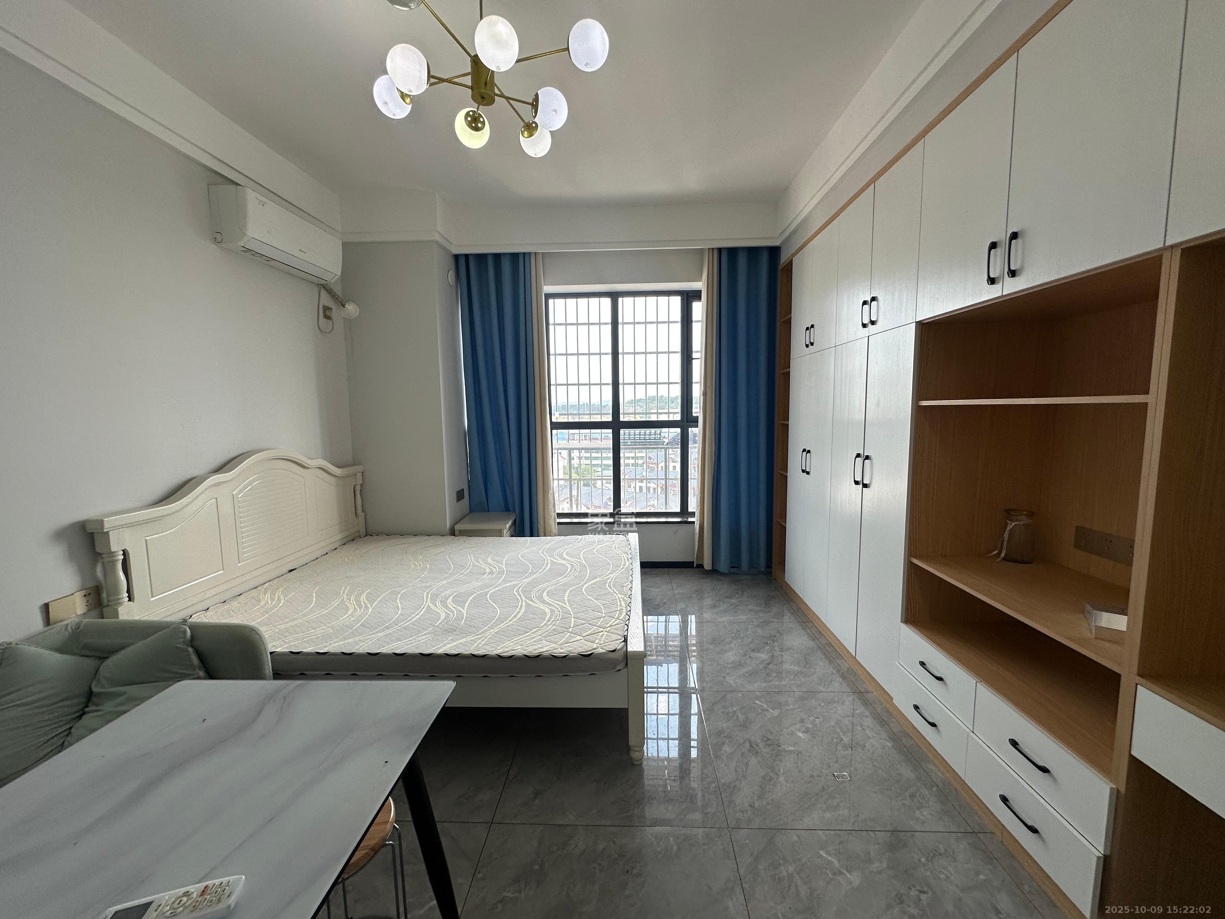 中南国际眼镜城（中伟商业中心）  1室0厅0卫    1300.0元/月