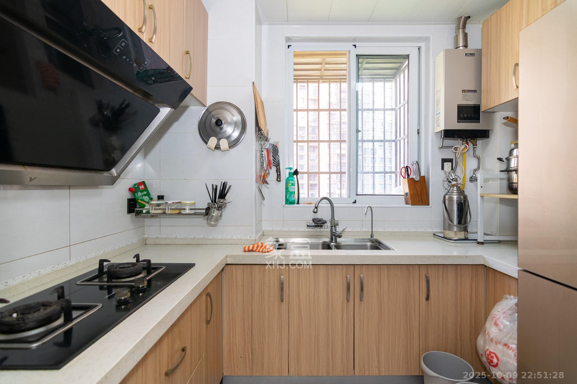 新城国际花都  3室2厅2卫    81.8万厨房