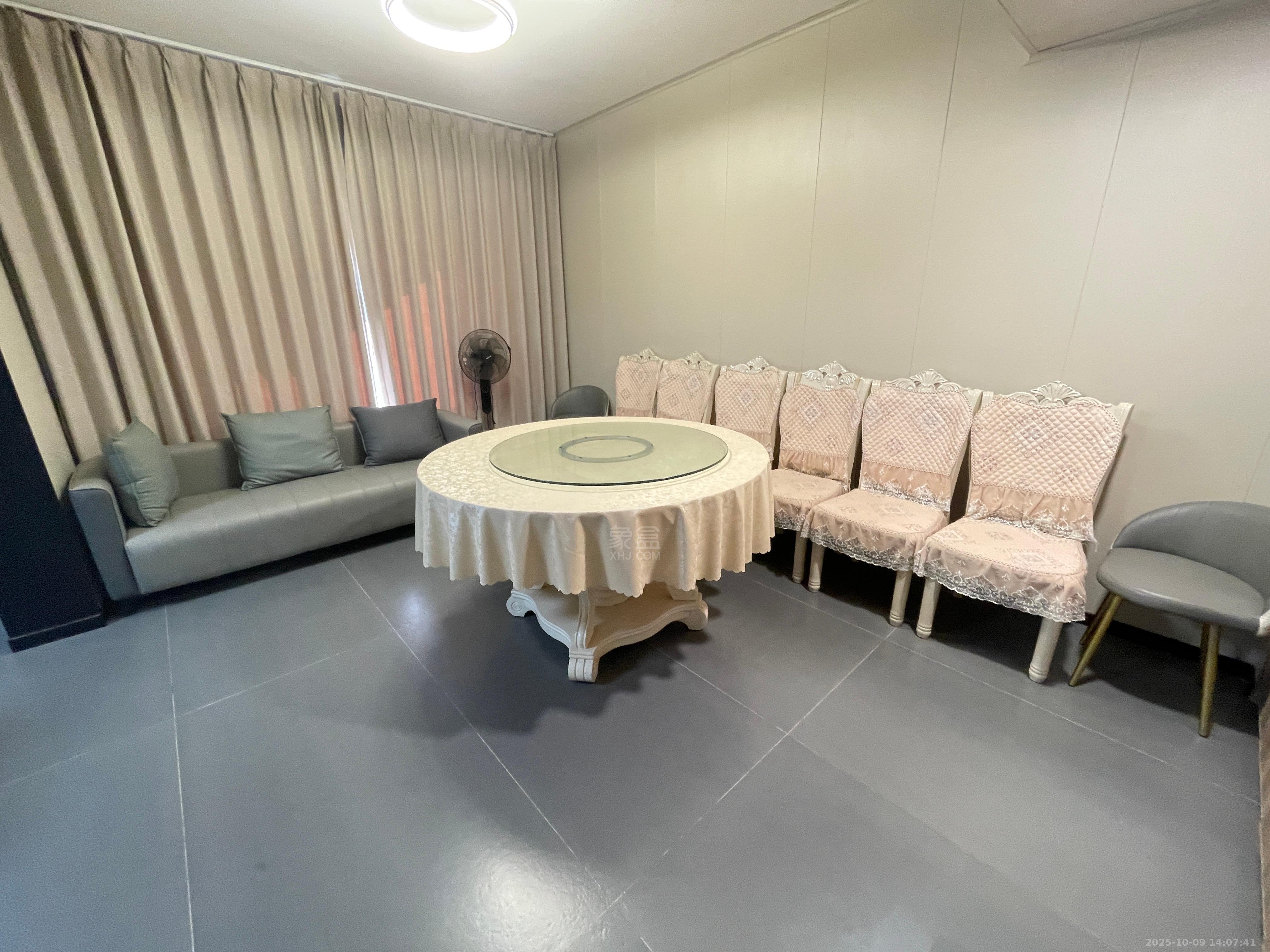 体育新城  3室2厅1卫    2000.0元/月室内图