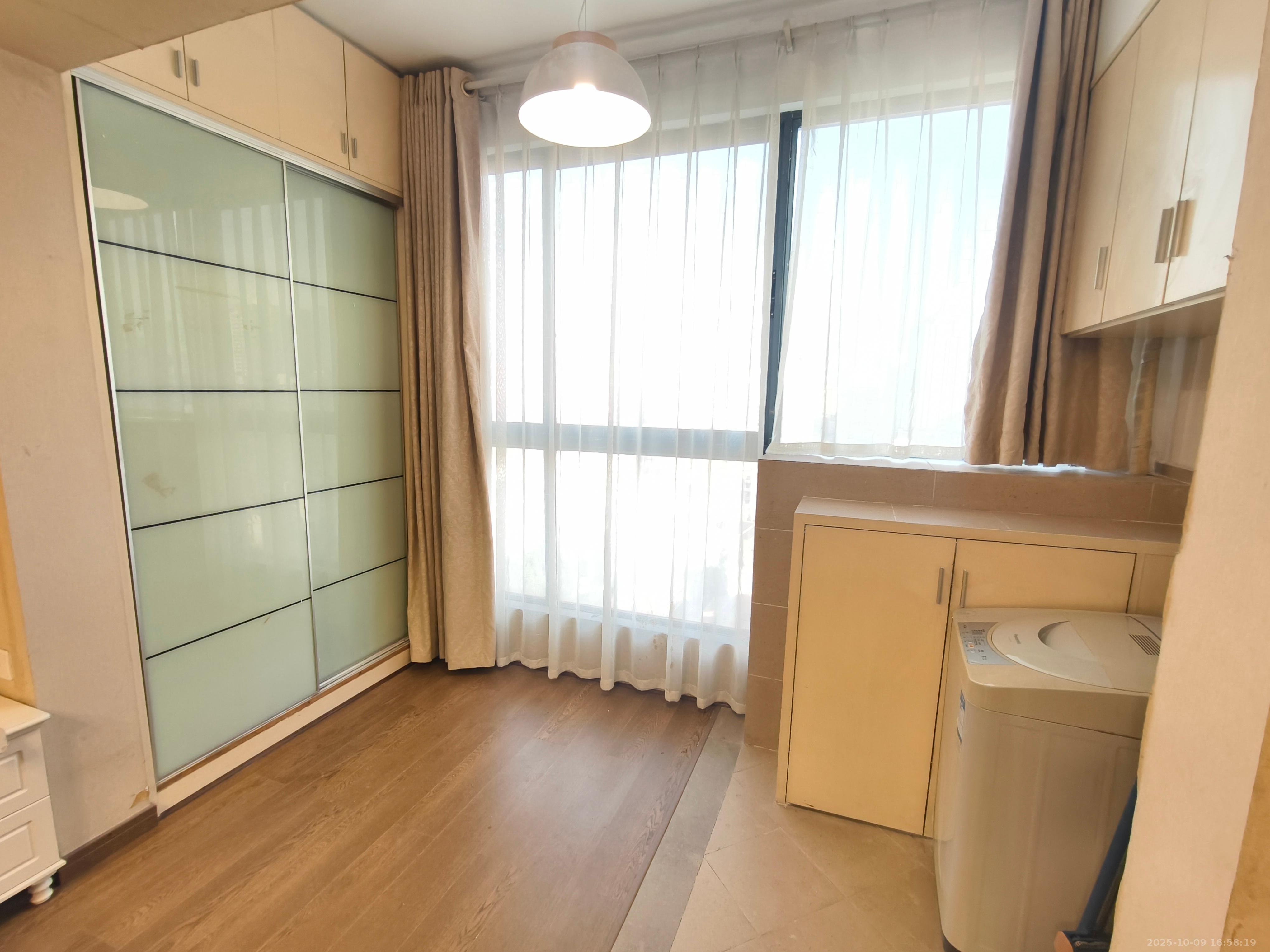 七彩丽都  1室1厅1卫    2400.0元/月室内图