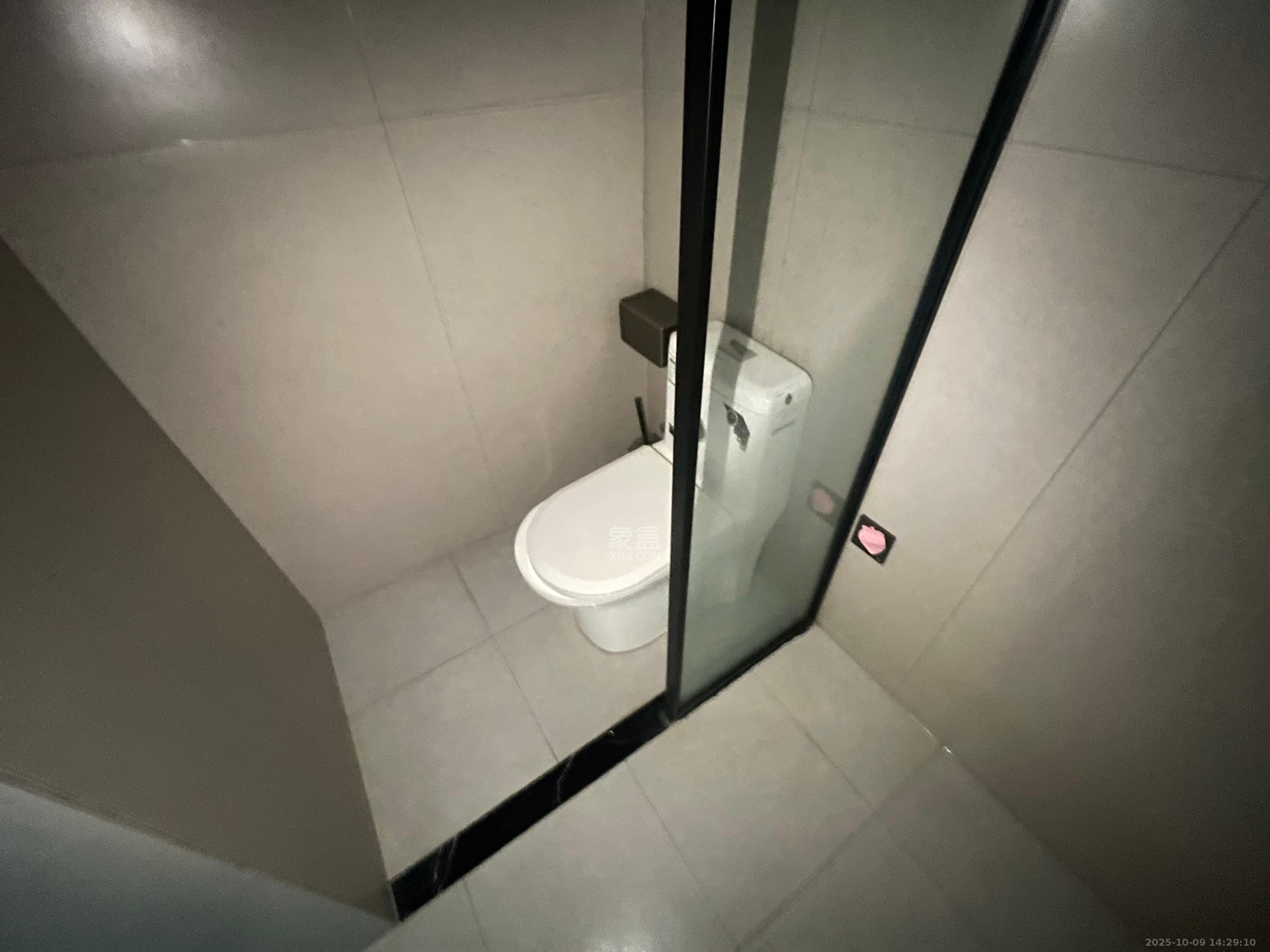 华润置地中心 1室1厅1卫 2000.0元/月 华润置地中心 1室1厅1卫 2000.0元/月室内图