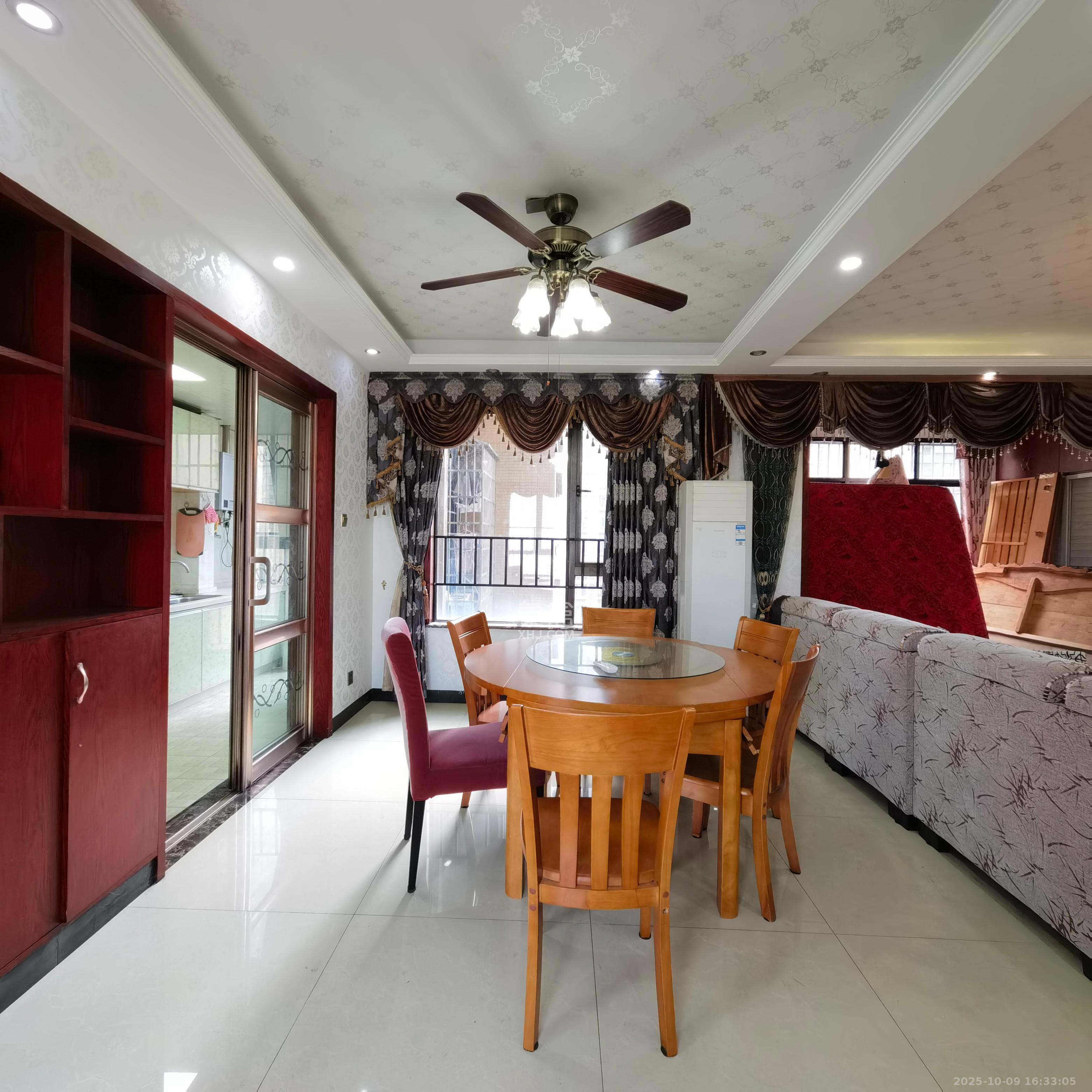 华润凤凰城三期  3室2厅2卫    2600.0元/月室内图