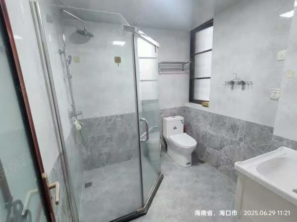 绿地城逸园 3室2厅2卫 110.0万 绿地城逸园 3室2厅2卫 110.0万客厅