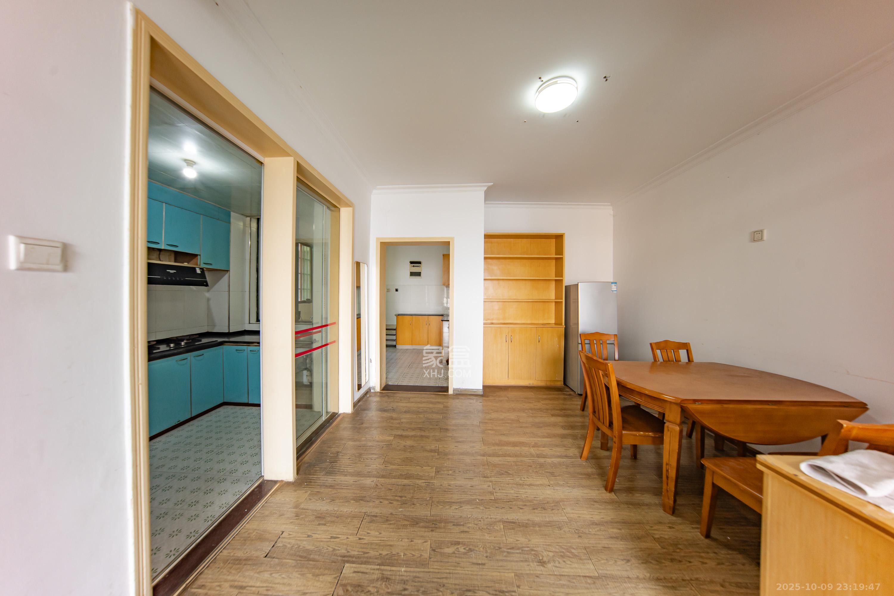 枫华府第 3室2厅2卫 68.0万 枫华府第 3室2厅2卫 68.0万客厅