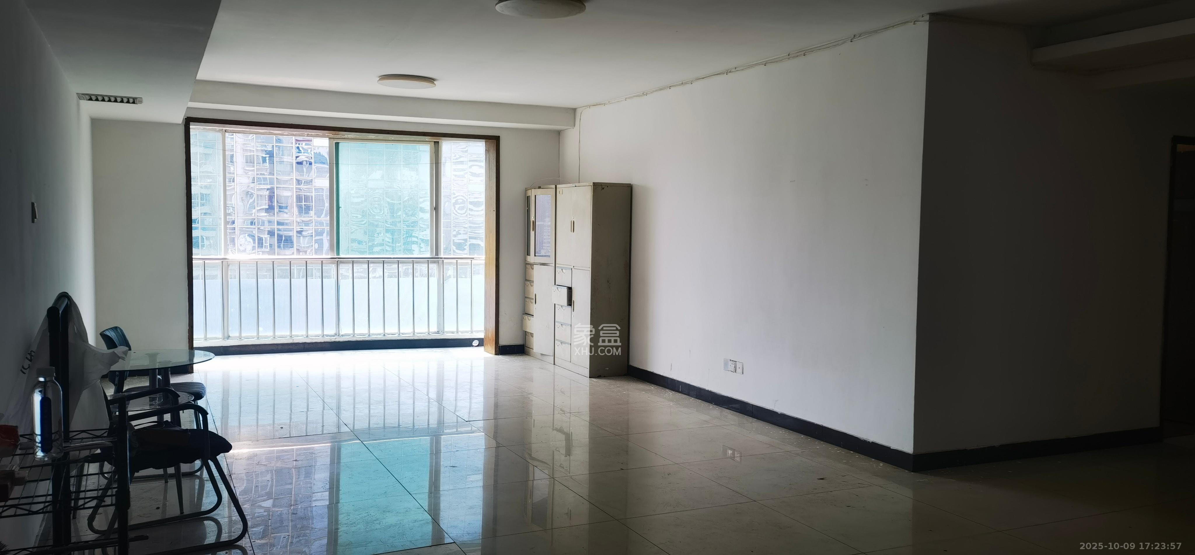 湖南财富中心  3室2厅1卫    4500.0元/月 湖南财富中心  3室2厅1卫    4500.0元/月室内图