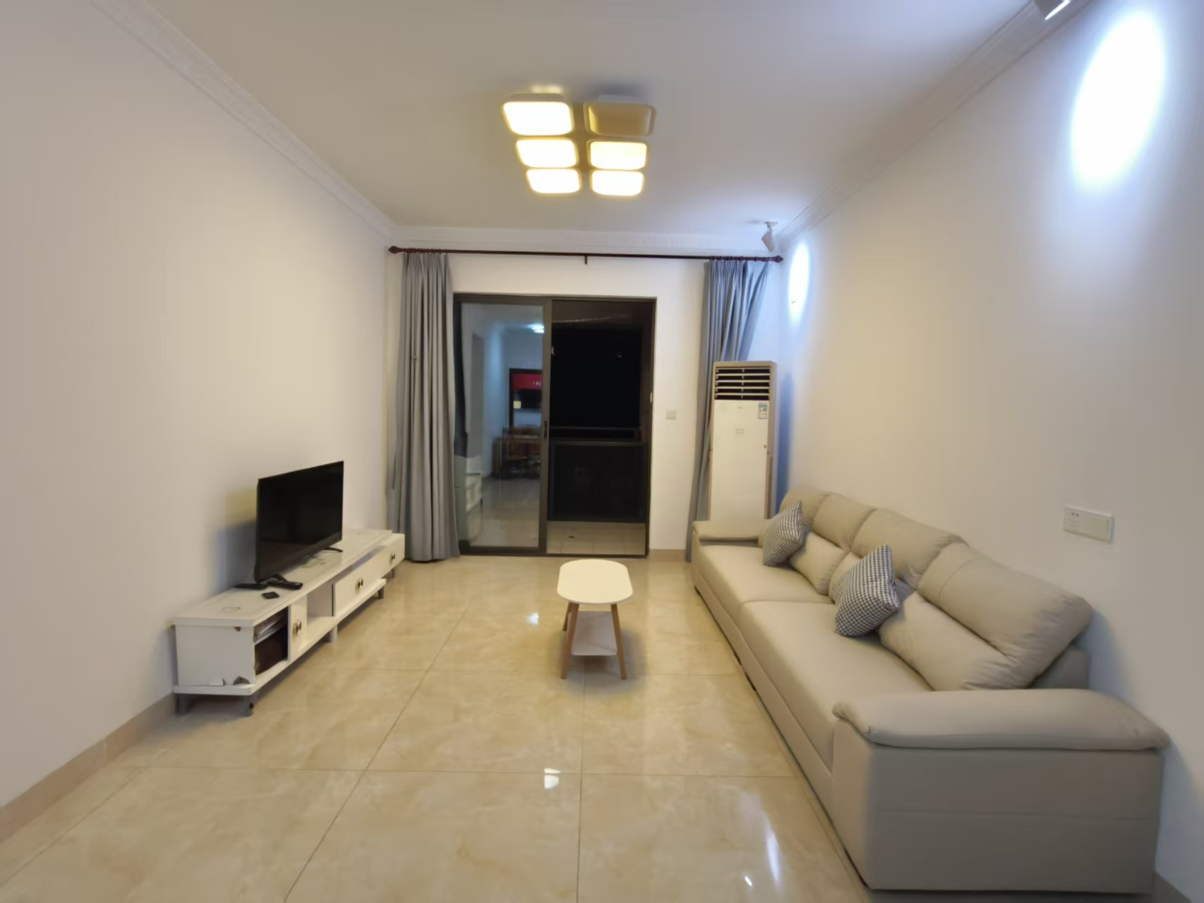 绿地城逸园  3室2厅2卫    2300.0元/月室内图