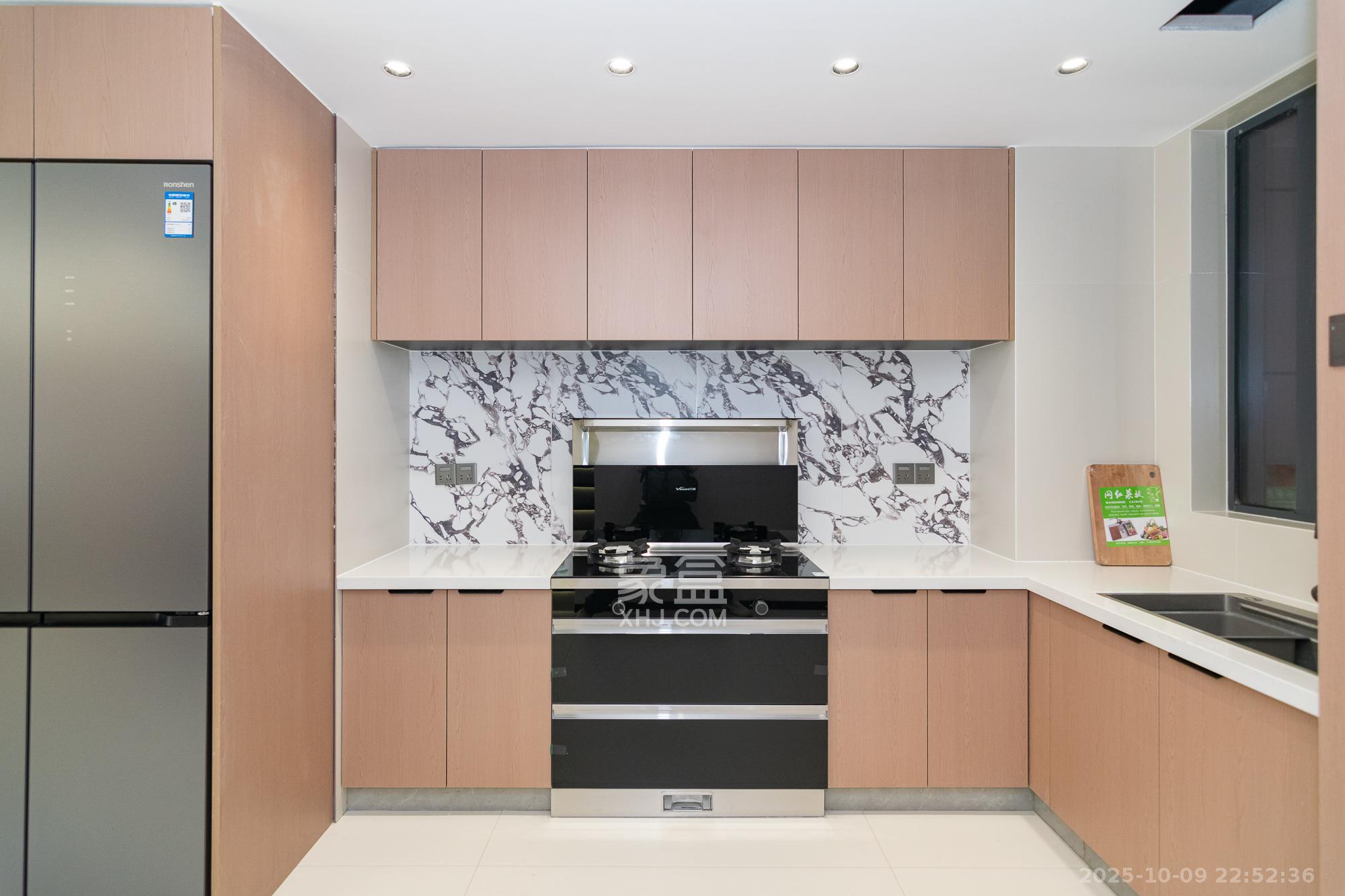 澳海澜庭  4室2厅2卫    99.0万 澳海澜庭  4室2厅2卫    99.0万厨房