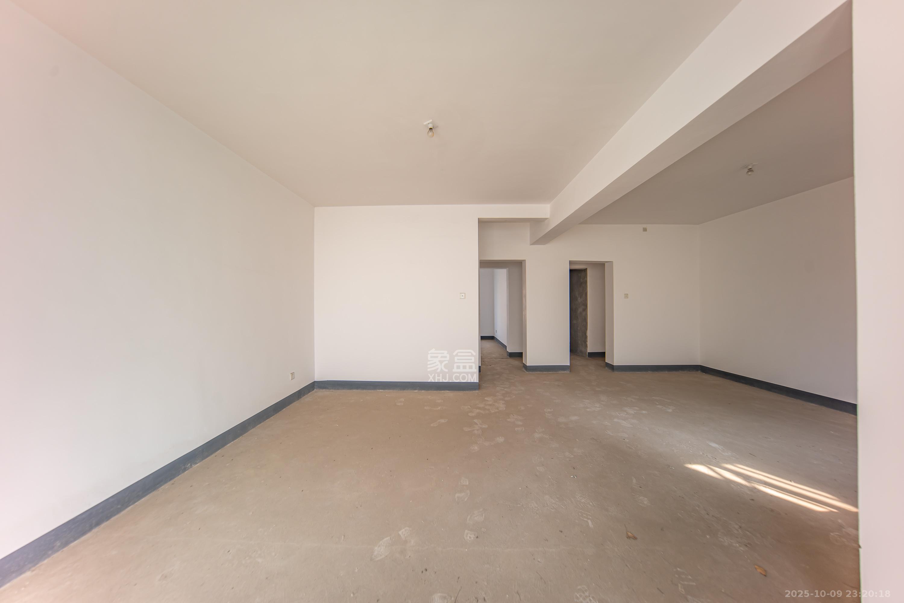 枫华府第  3室2厅2卫    63.8万卧室