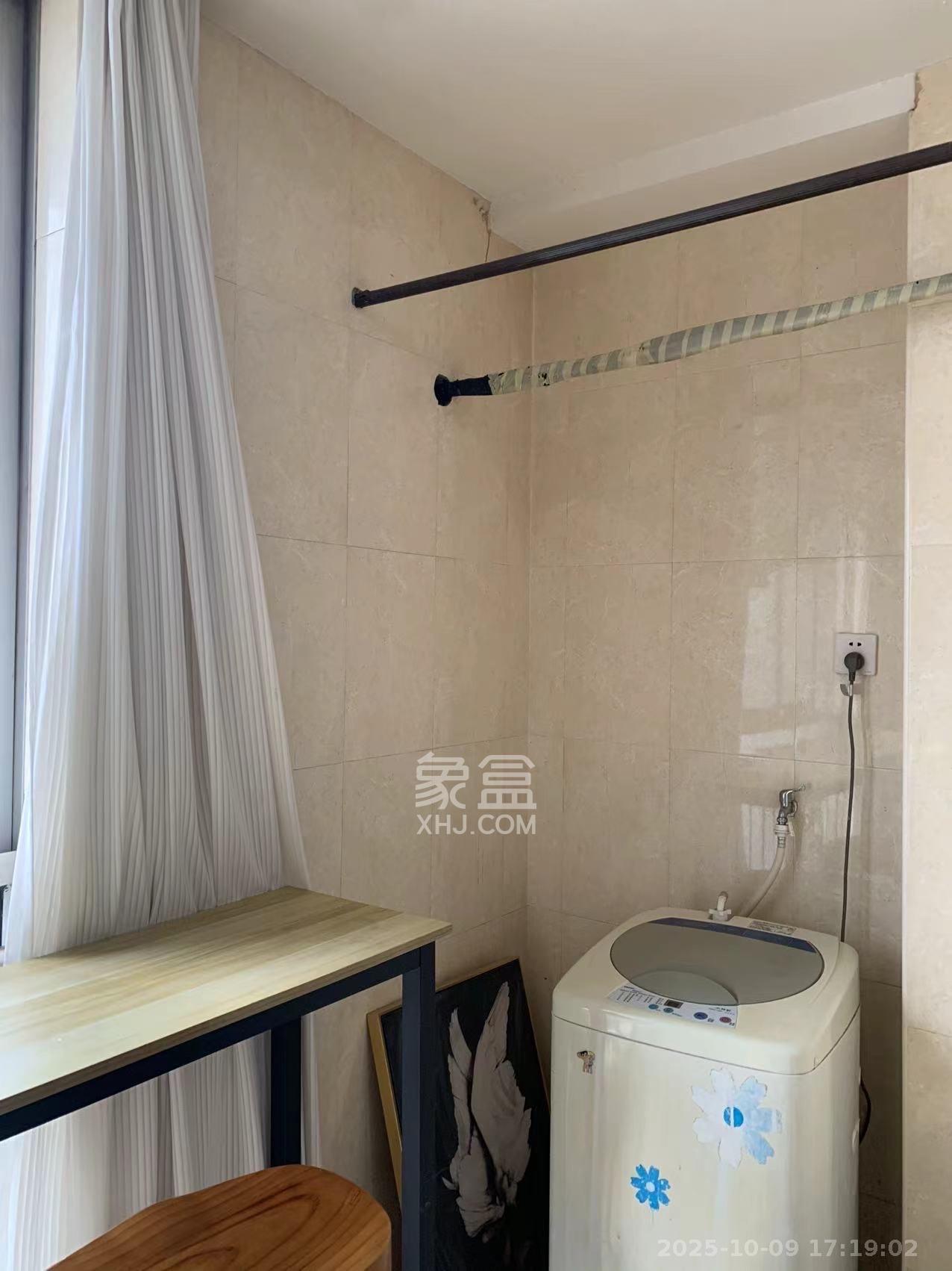 君临国际  1室1厅1卫    1600.0元/月