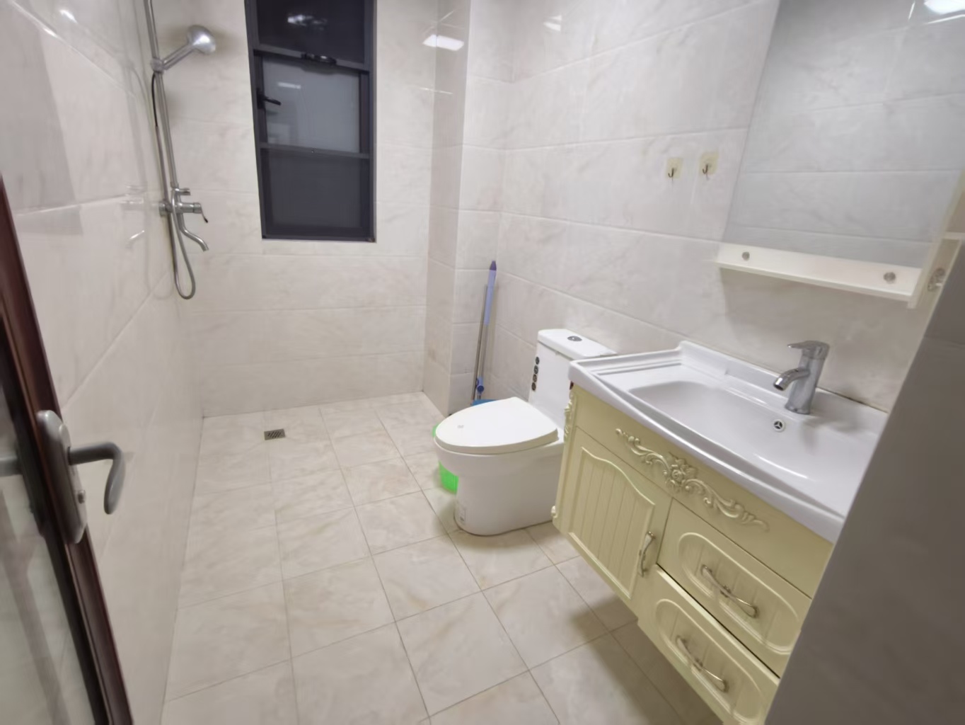 绿地城逸园  3室2厅2卫    2300.0元/月室内图