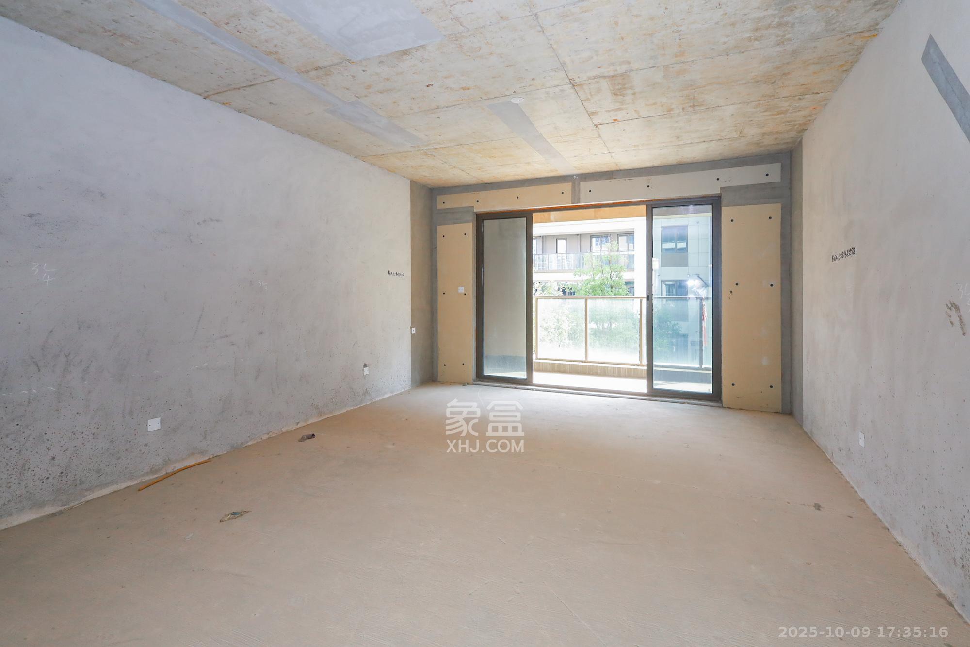 正荣滨江紫阙台 5室2厅3卫 316.0万 正荣滨江紫阙台 5室2厅3卫 316.0万客厅