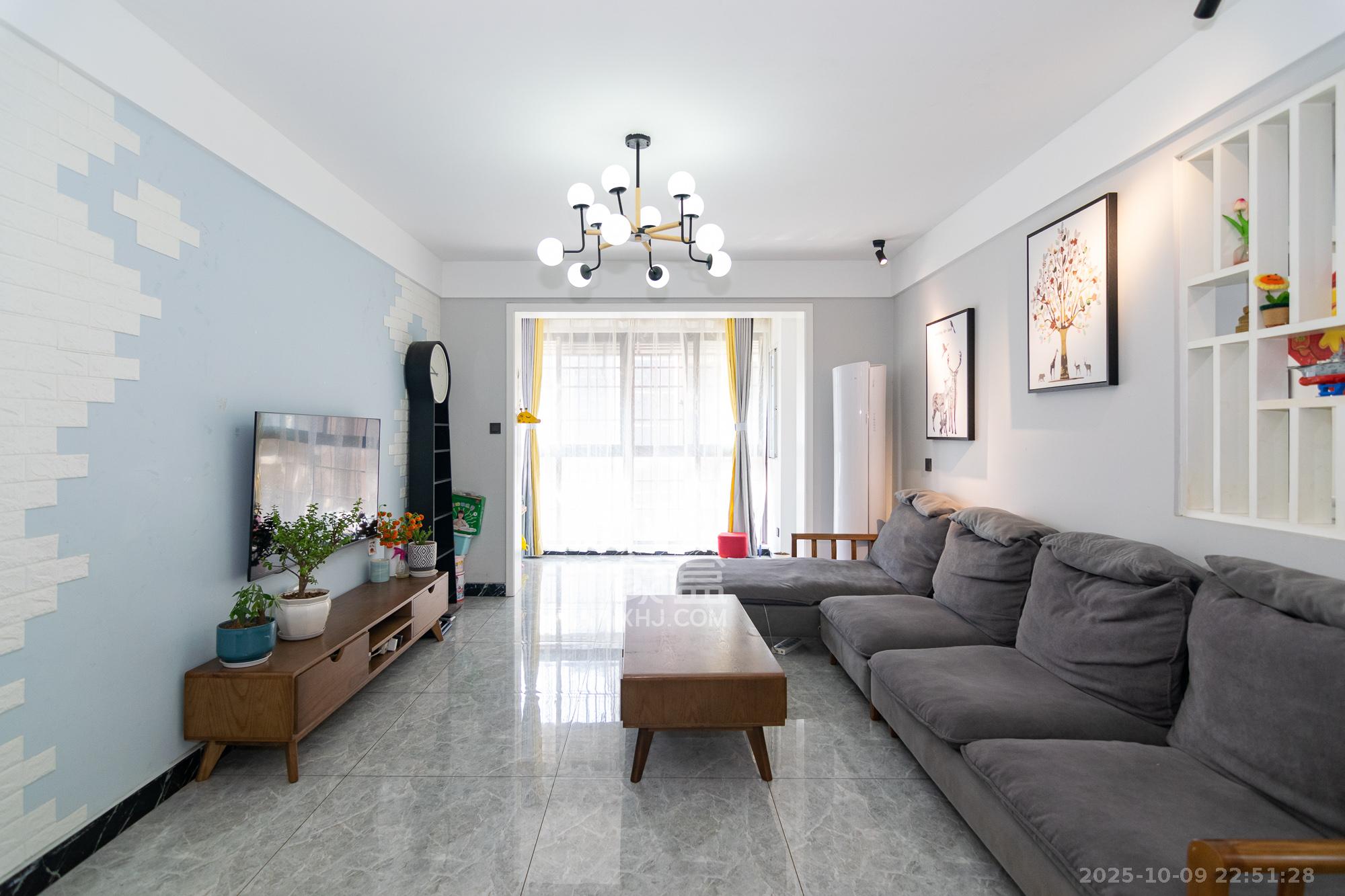 新城国际花都  3室2厅2卫    81.8万客厅