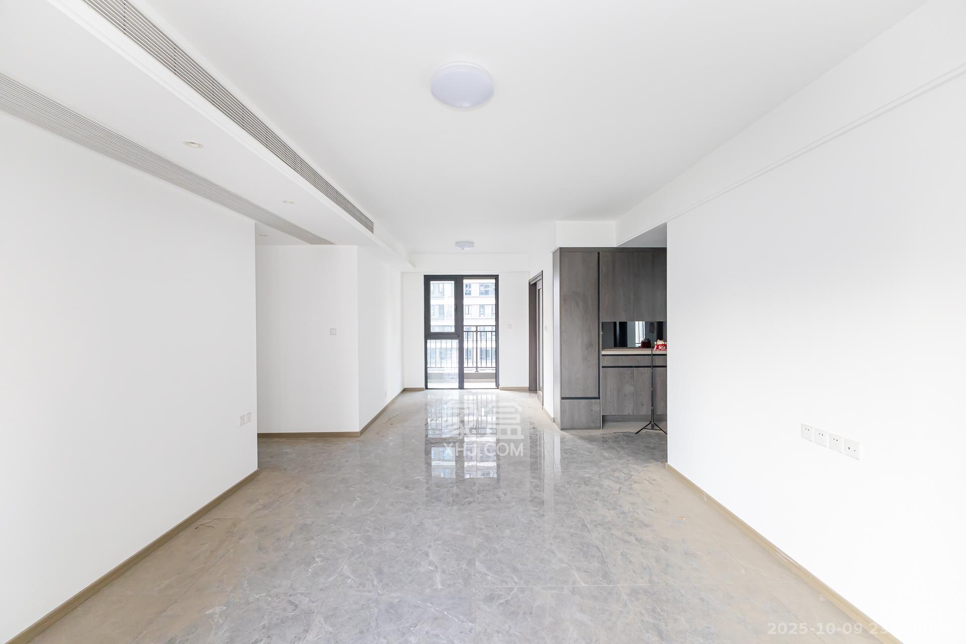 越秀湘江星汇城三期  4室2厅2卫    159.0万客厅