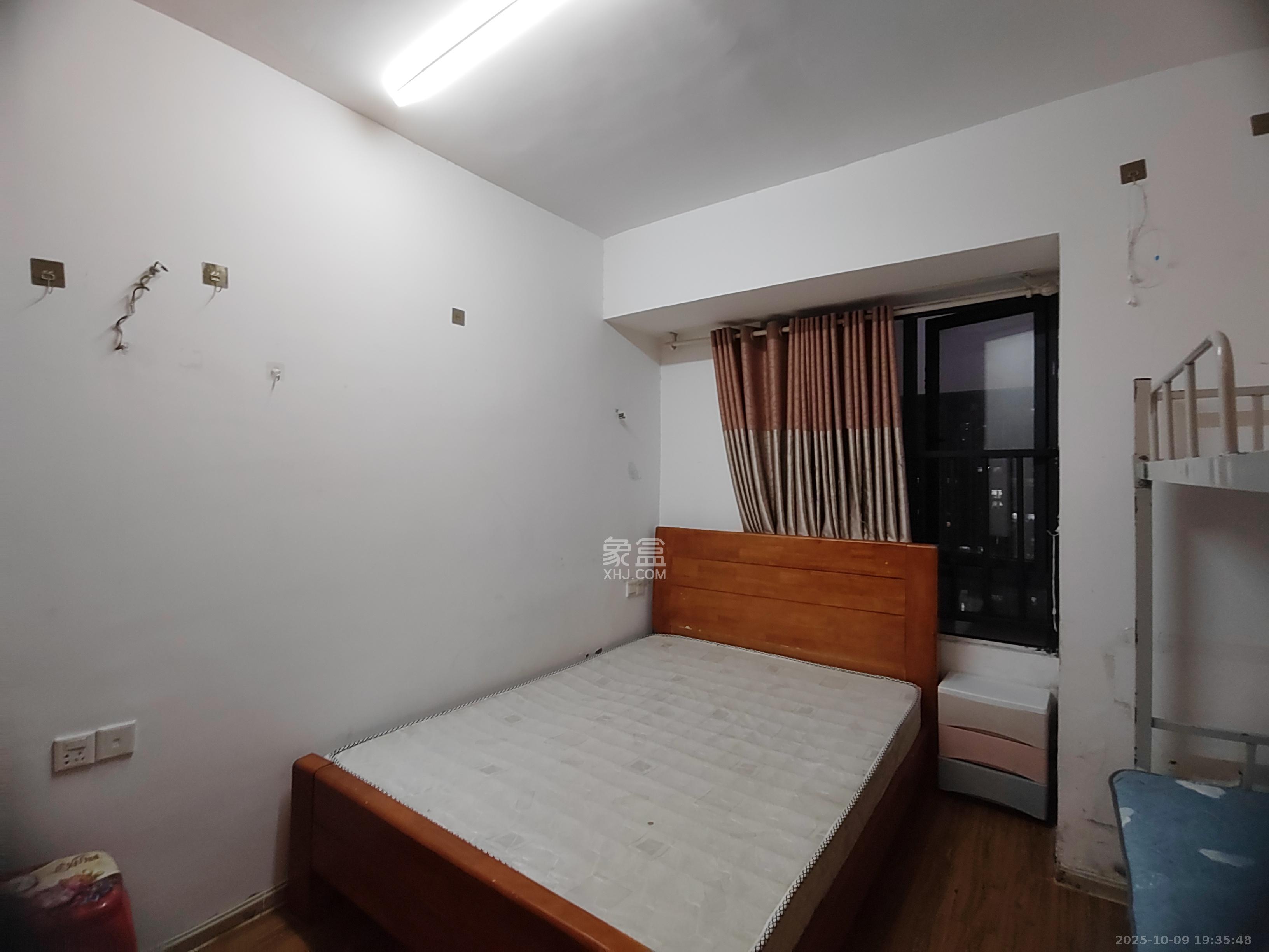 奥克斯广场 3室2厅2卫 3200.0元/月 奥克斯广场 3室2厅2卫 3200.0元/月室内图