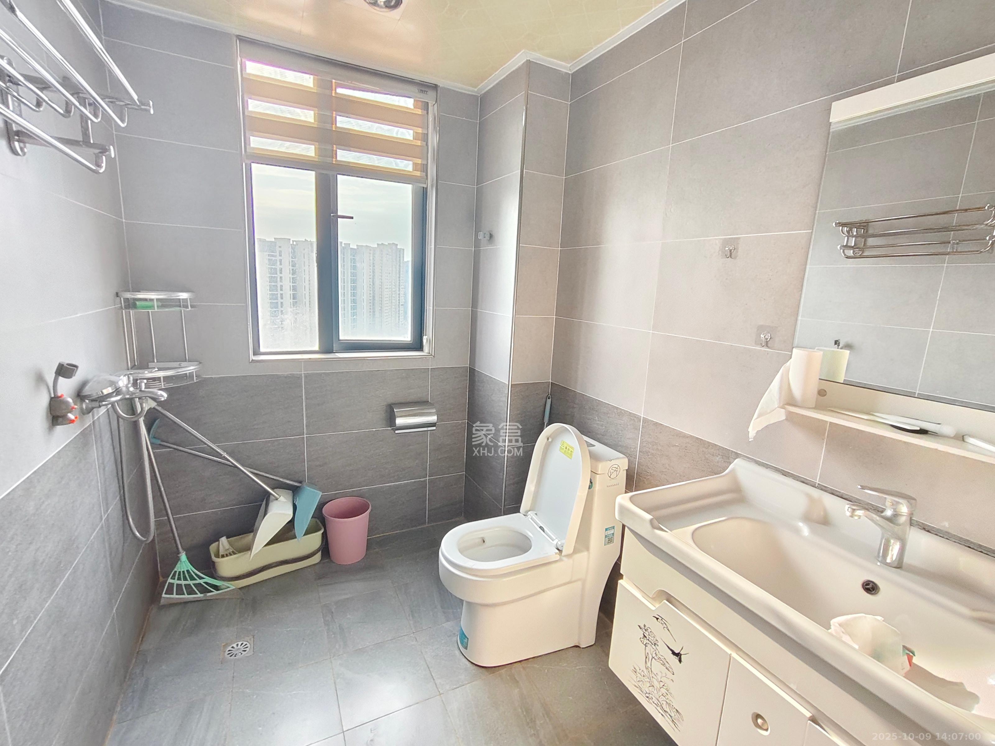 德惠雅苑(众星湘港公馆) 3室2厅2卫 2100.0元/月 德惠雅苑(众星湘港公馆) 3室2厅2卫 2100.0元/月室内图