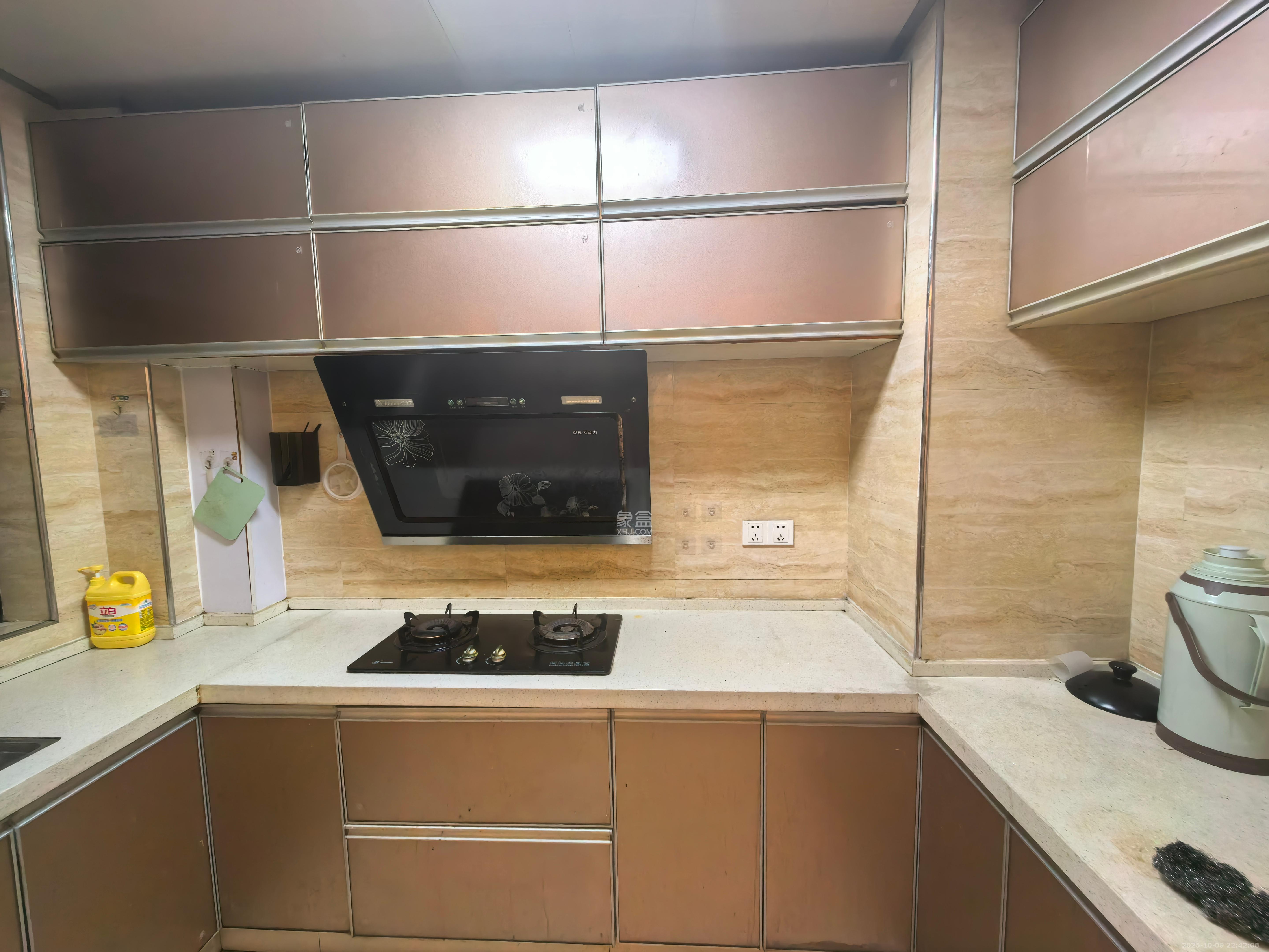 海拔东方  1室2厅1卫    2100.0元/月室内图